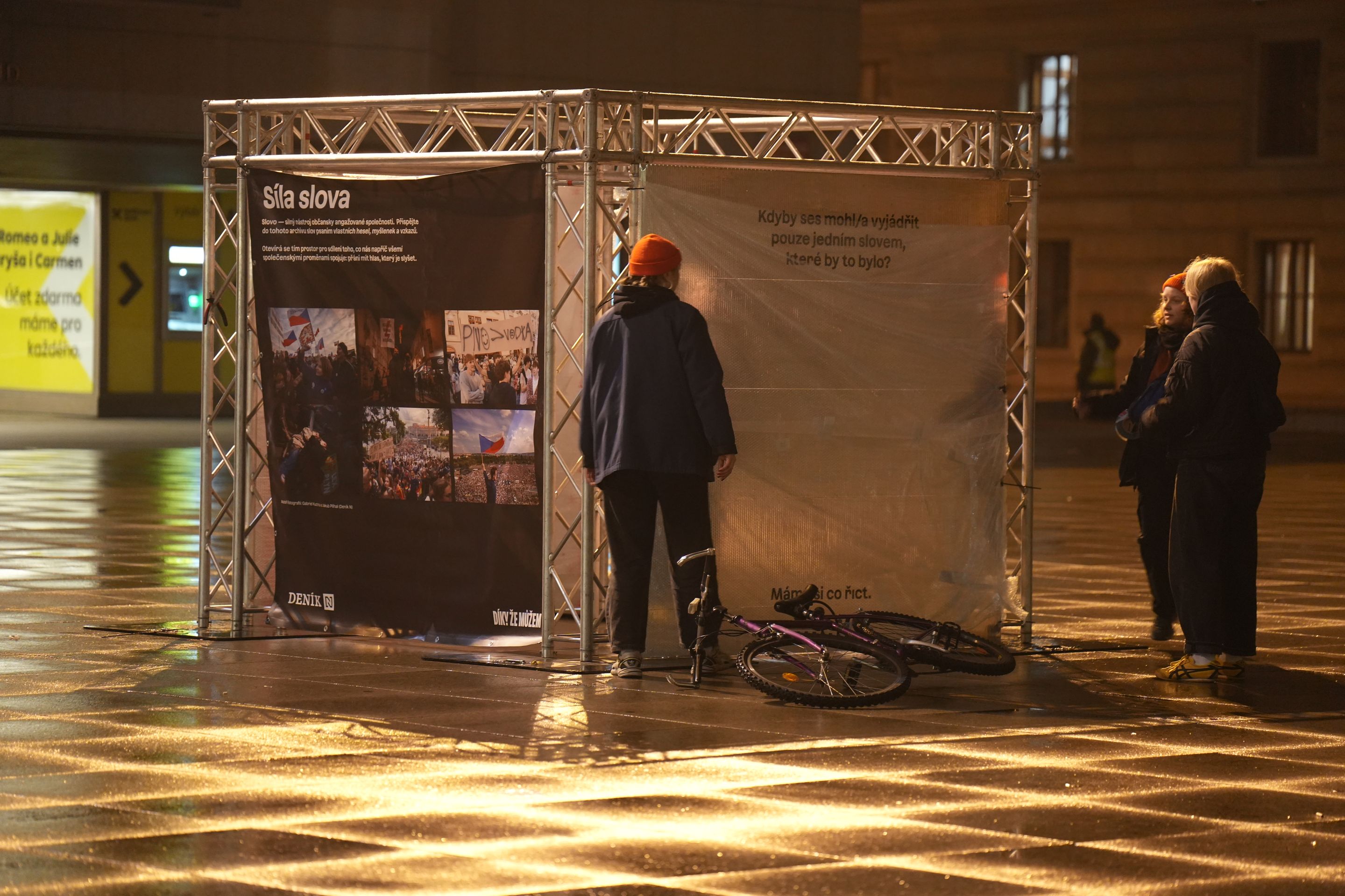 Příprava expozice Síla slova - 17. listopad na Národní třídě (16/17)