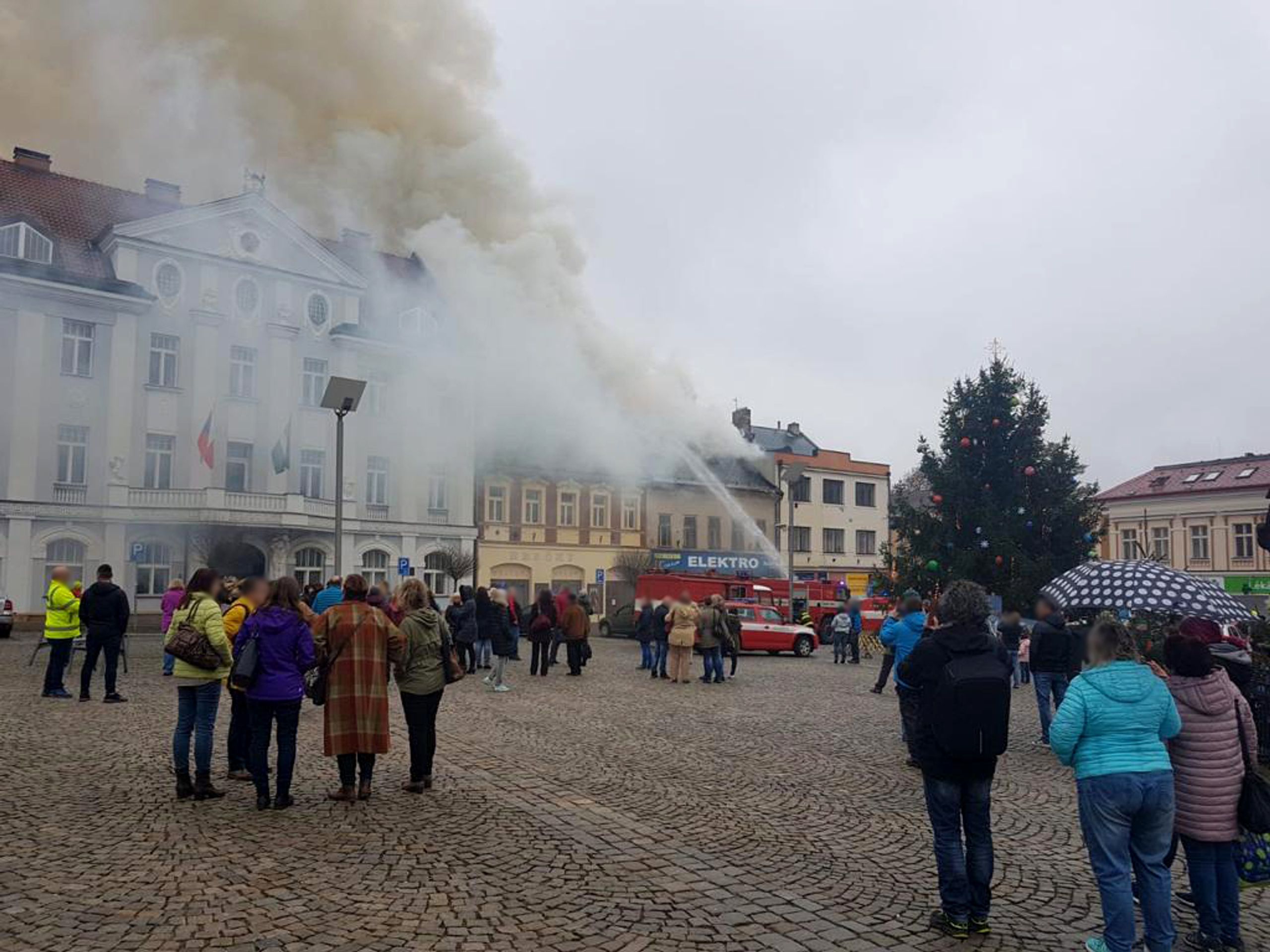 Požár domu ve Dvoře Králové nad Labem - 1 - GALERIE: Požáry ve Dvoře Králové nad Labem a v Kopřivnici (1/18)
