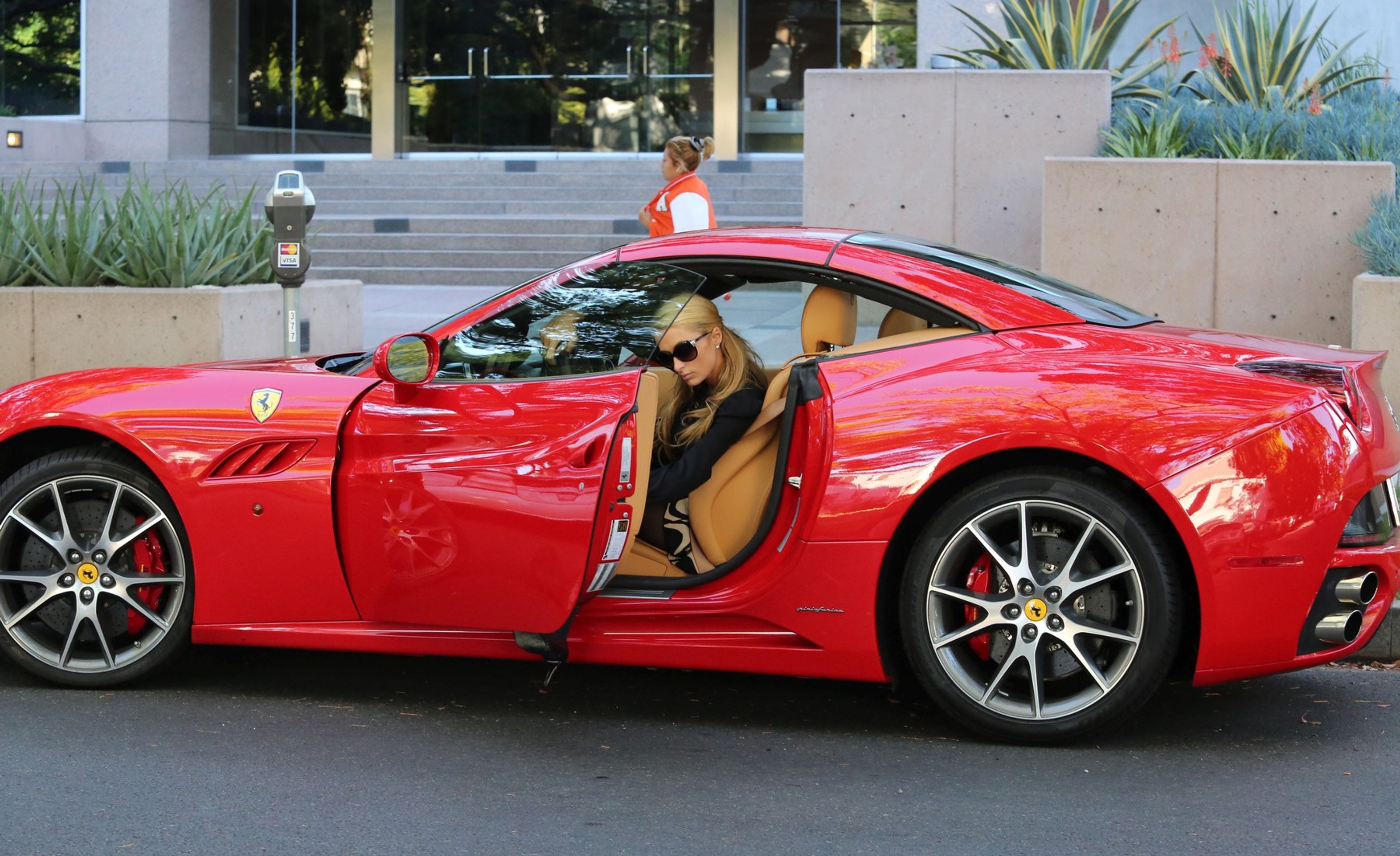 Paris Hilton - Ferrari California - Auta známých osobností (15/21)
