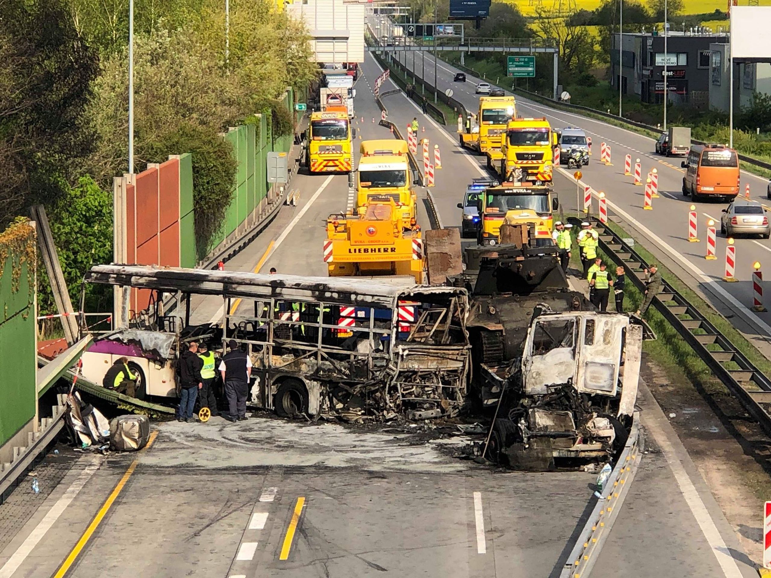 Odklízení trosek na Pražském okruhu - 4 - GALERIE: Nehoda autobusu a kamionů na pražském okruhu (23/30)