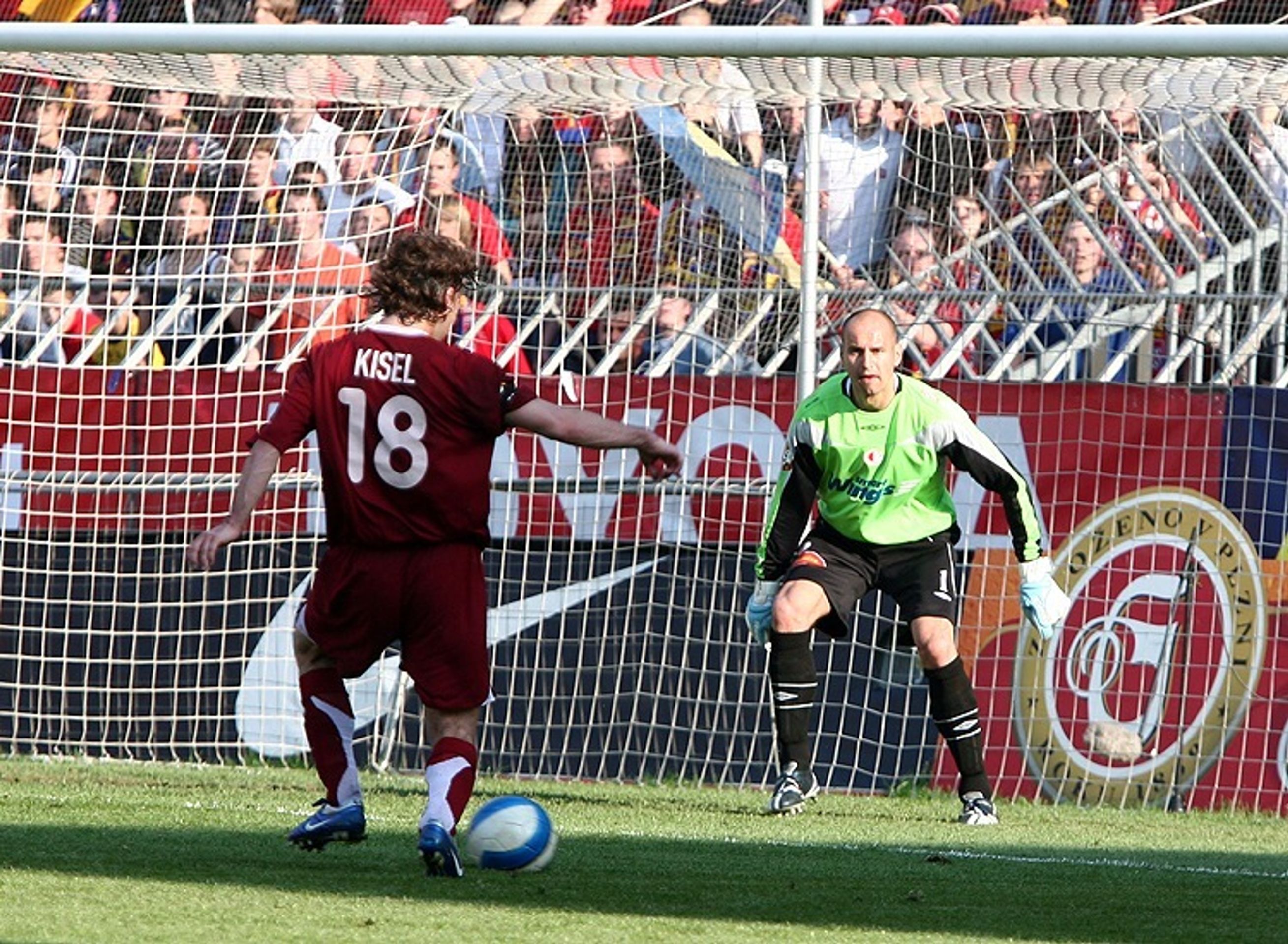 Sparťan Karol Kisel se chystá vystřelit na brankáře Slavie Michala Vorla. - Horváth vystřelil Spartě výhru v derby (13/21)