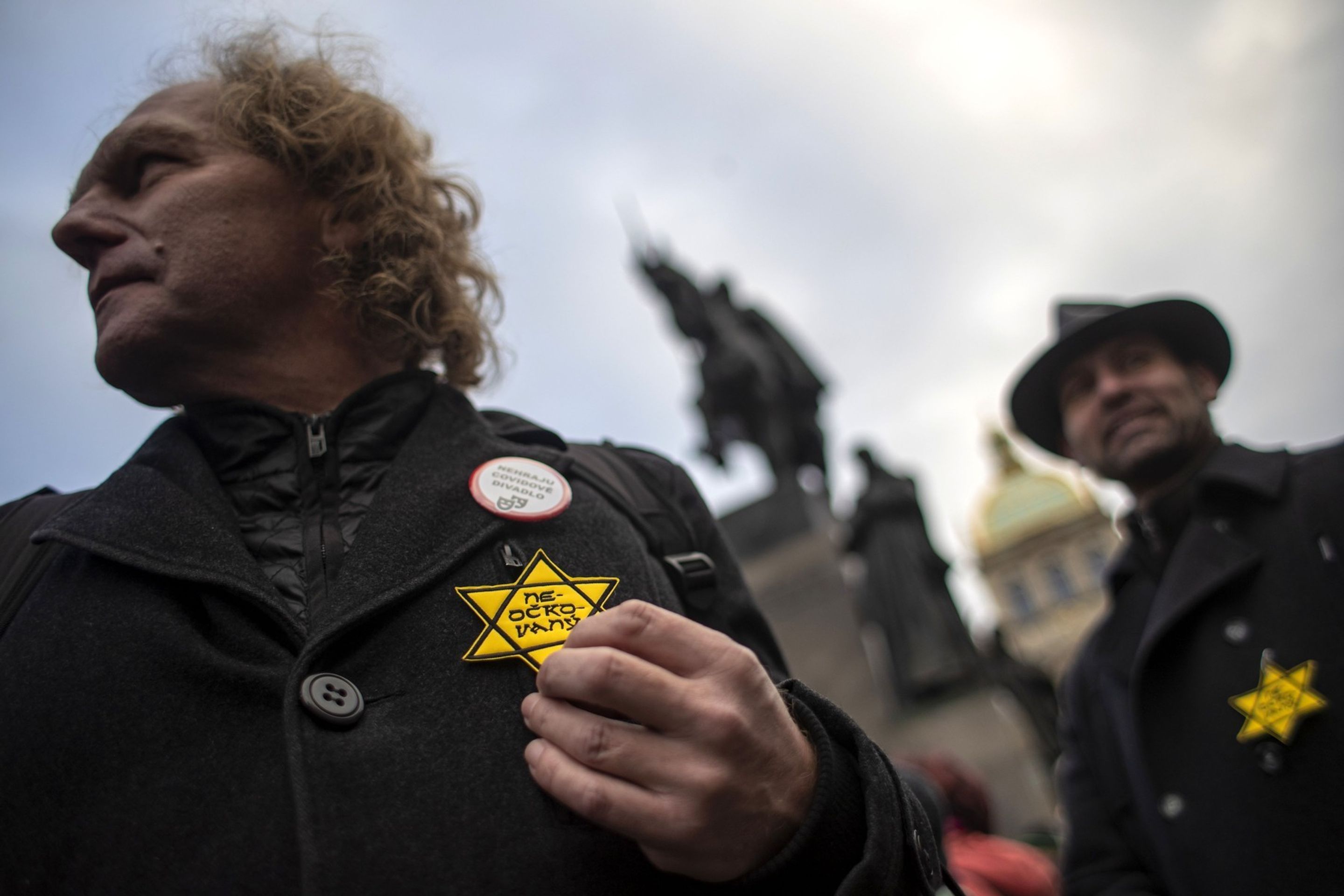 Demonstrace za Trumpa v Praze - 2 - GALERIE: Protestující v Praze měli na prsou židovské hvězdy (3/7)