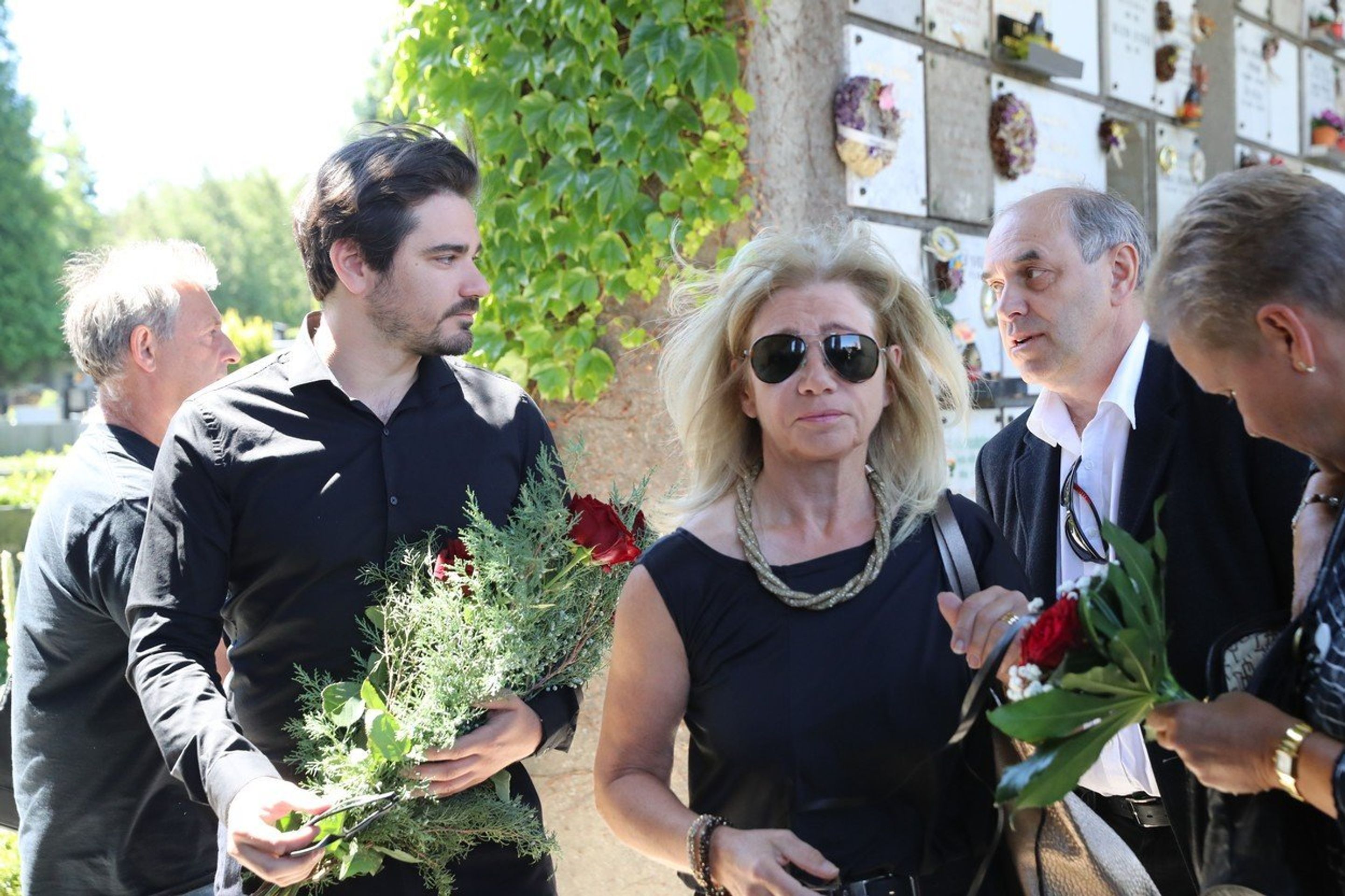 Lidé se přišli rozloučit s Bořivojem Pencem - Vojta Kotek s maminkou a Miroslav Táborský - GALERIE: Lidé se přišli rozloučit s Bořivojem Pencem (6/12)