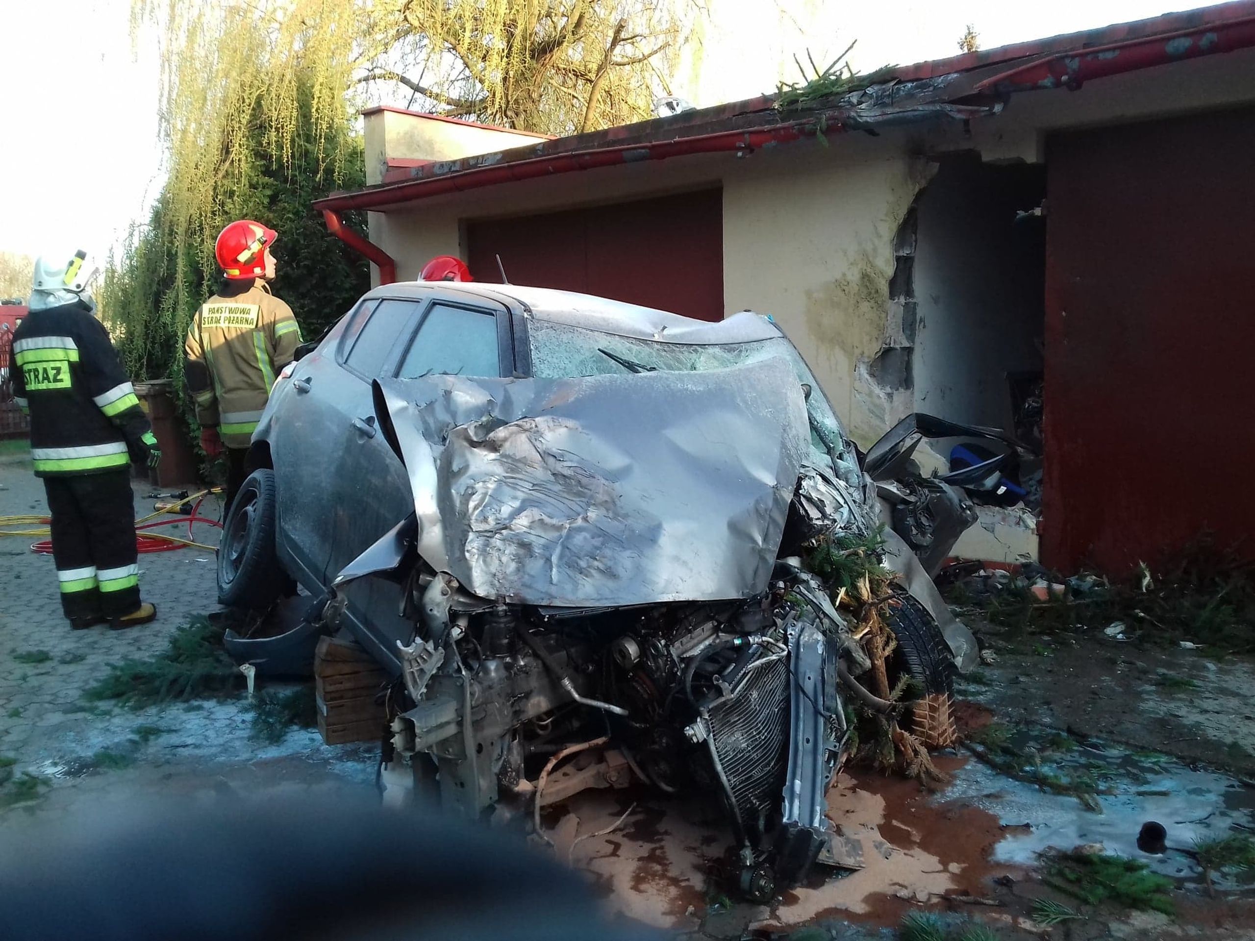 Auto letělo přes 60 metrů - 16 - Fotogalerie: Takhle dopadlo auto po šedesátimetrovém letu (1/9)