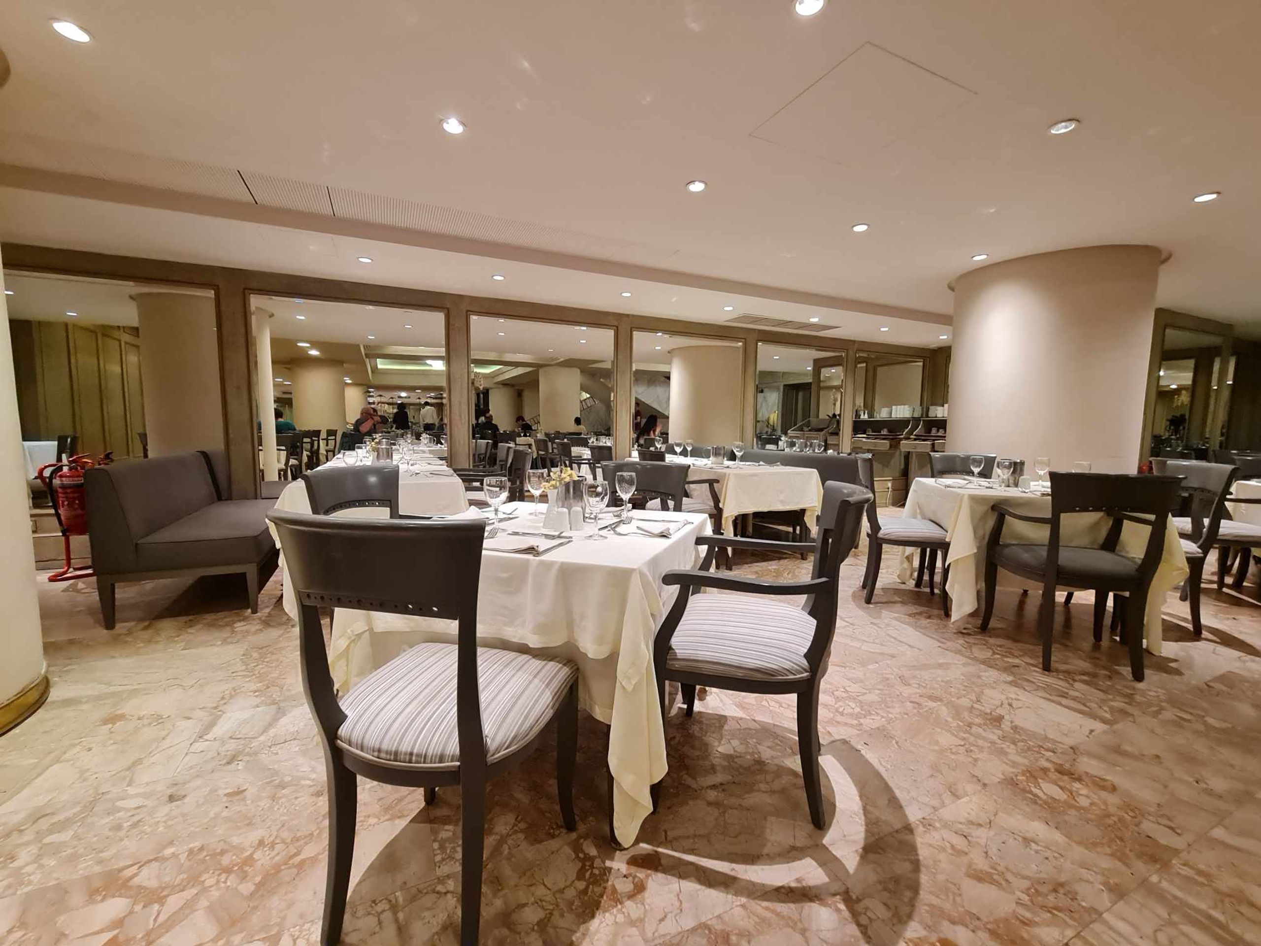 Letecká společnost jim zajistila luxusní hotel - Letadlo s Čechy nedokázalo přistát (3/5)