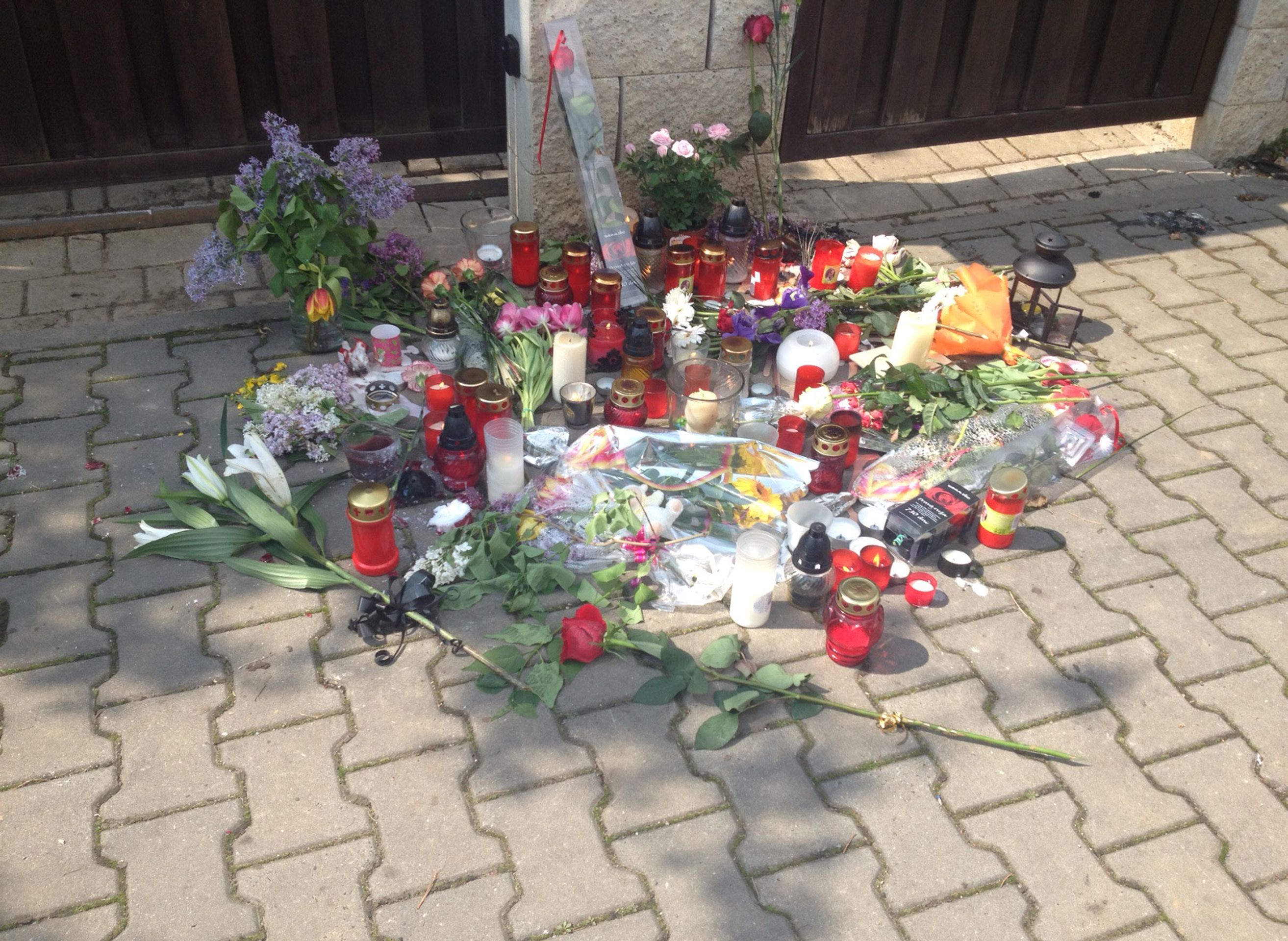 Květiny pro Ivetu Bartošovou - 11 - GALERIE: Lidé přinesli svíčky a květiny na místo, kde zemřela Iveta Bartošová (2/16)