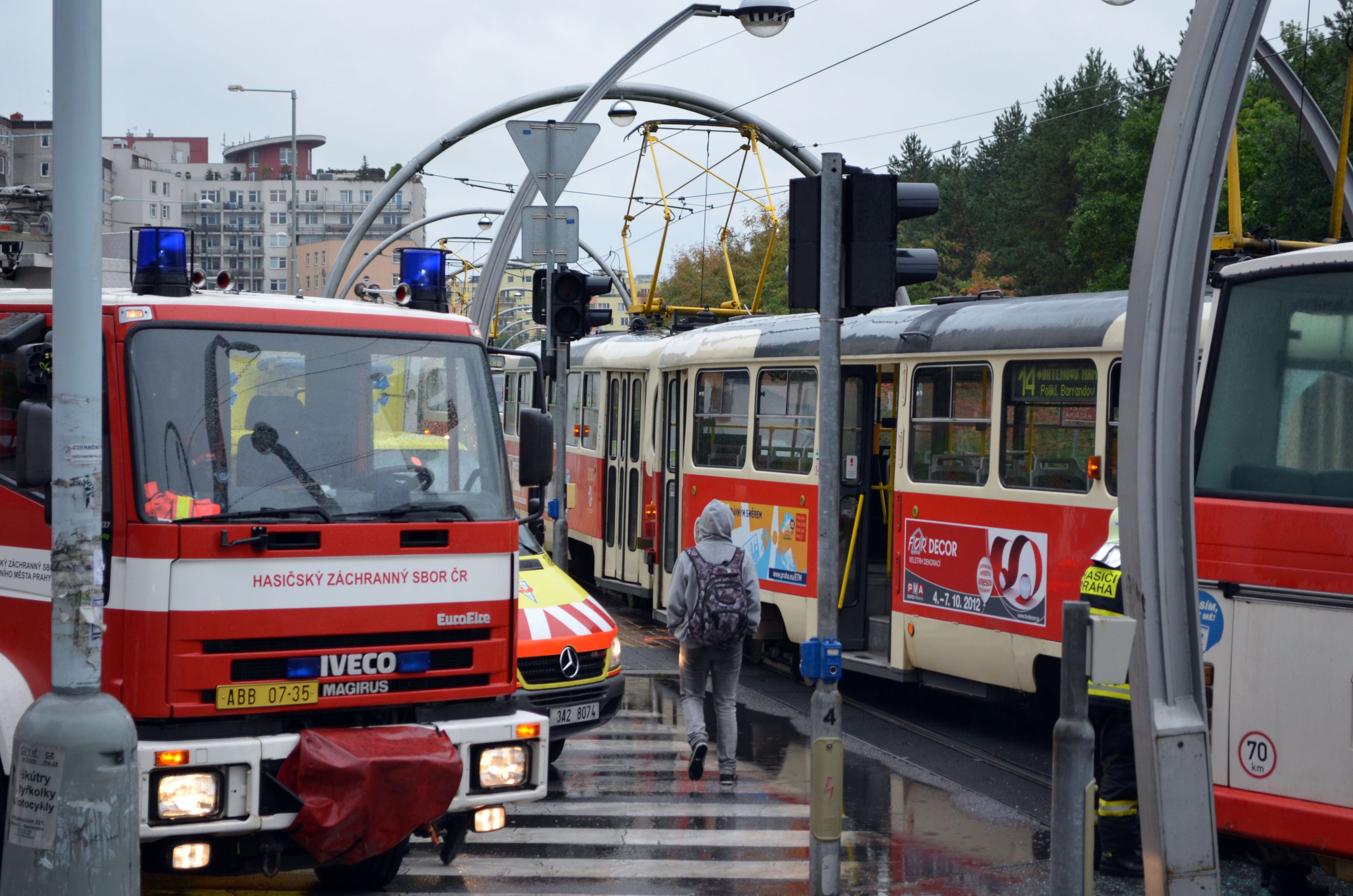 Srážka tramvaje s autobusem na Barrandově - 5 - Srážka tramvaje s autobusem (5/5)