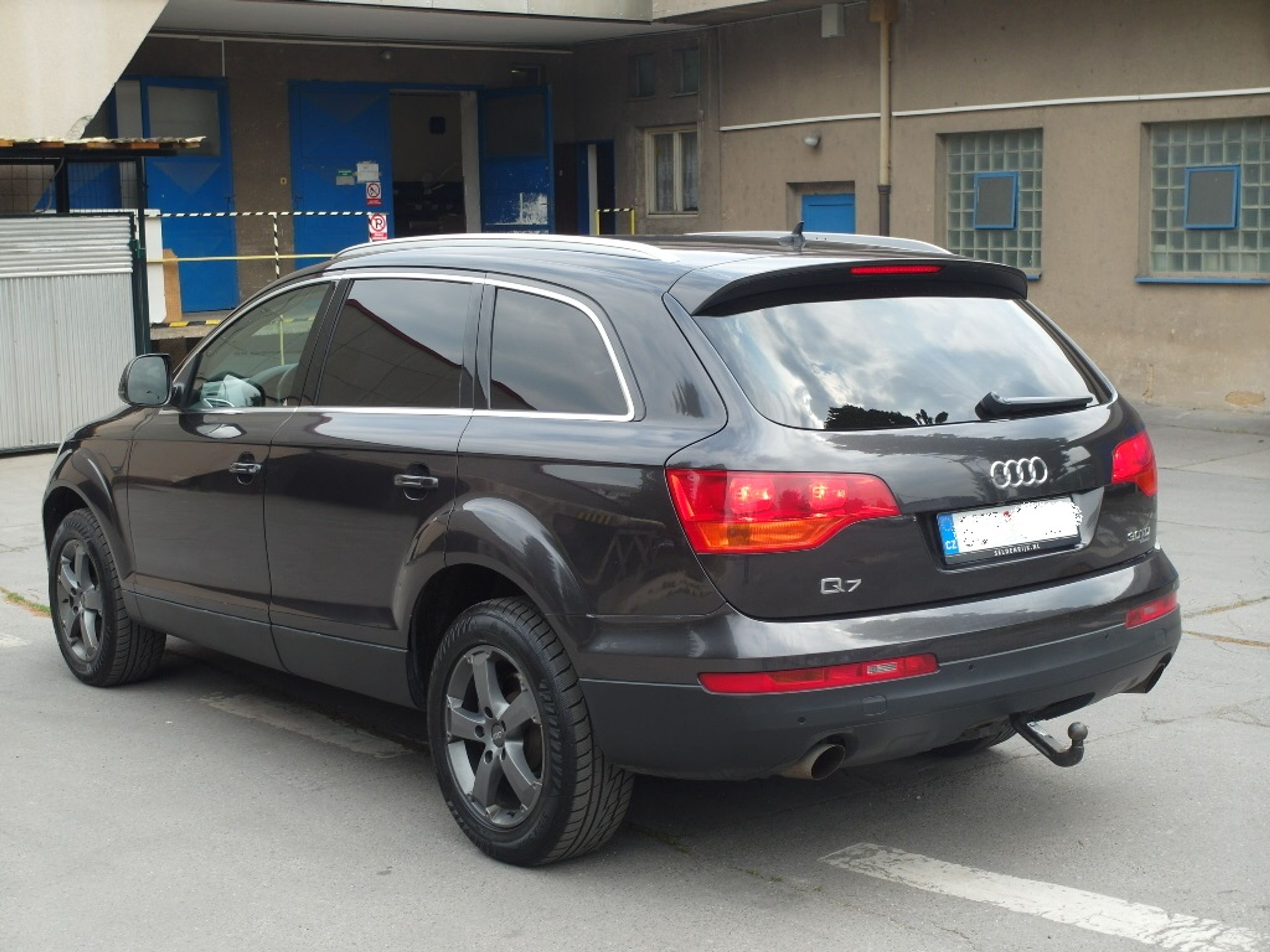 Audi Q7 - GALERIE: Mafiánská Audi Q7 na prodej (2/5)