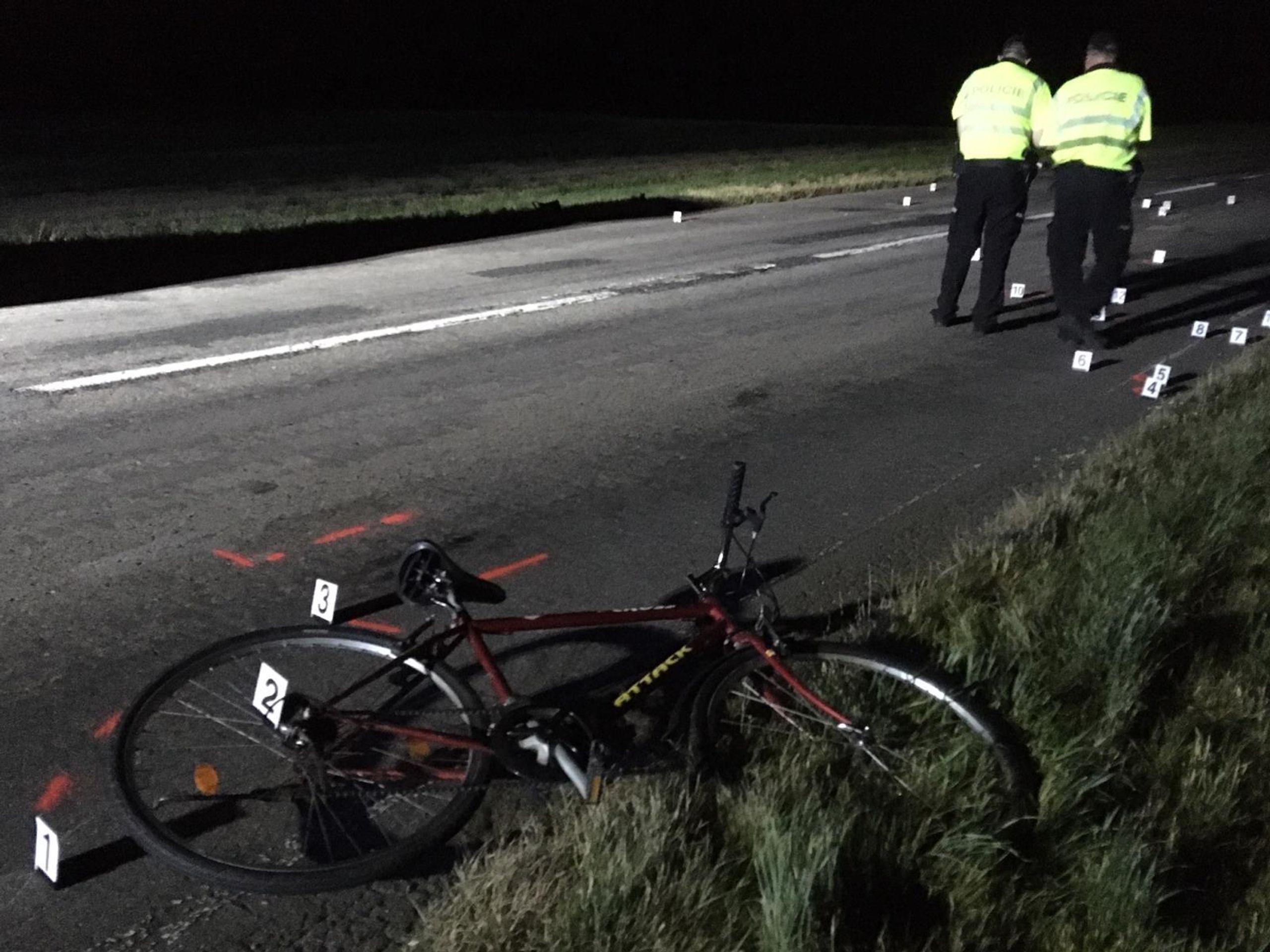 Hodonínsko, srážka auta s cyklistou - 4 - GALERIE: Srážka auta s cyklistou na Hodonínsku (3/4)