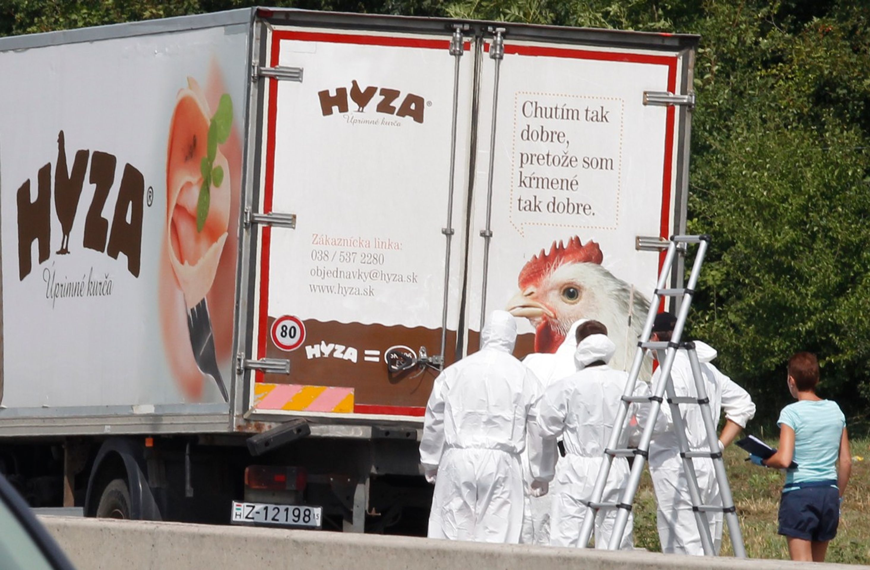 V kamionu v Rakousku našli těla běženců - 4 - GALERIE: Kamion s s mrtvými běženci (7/8)