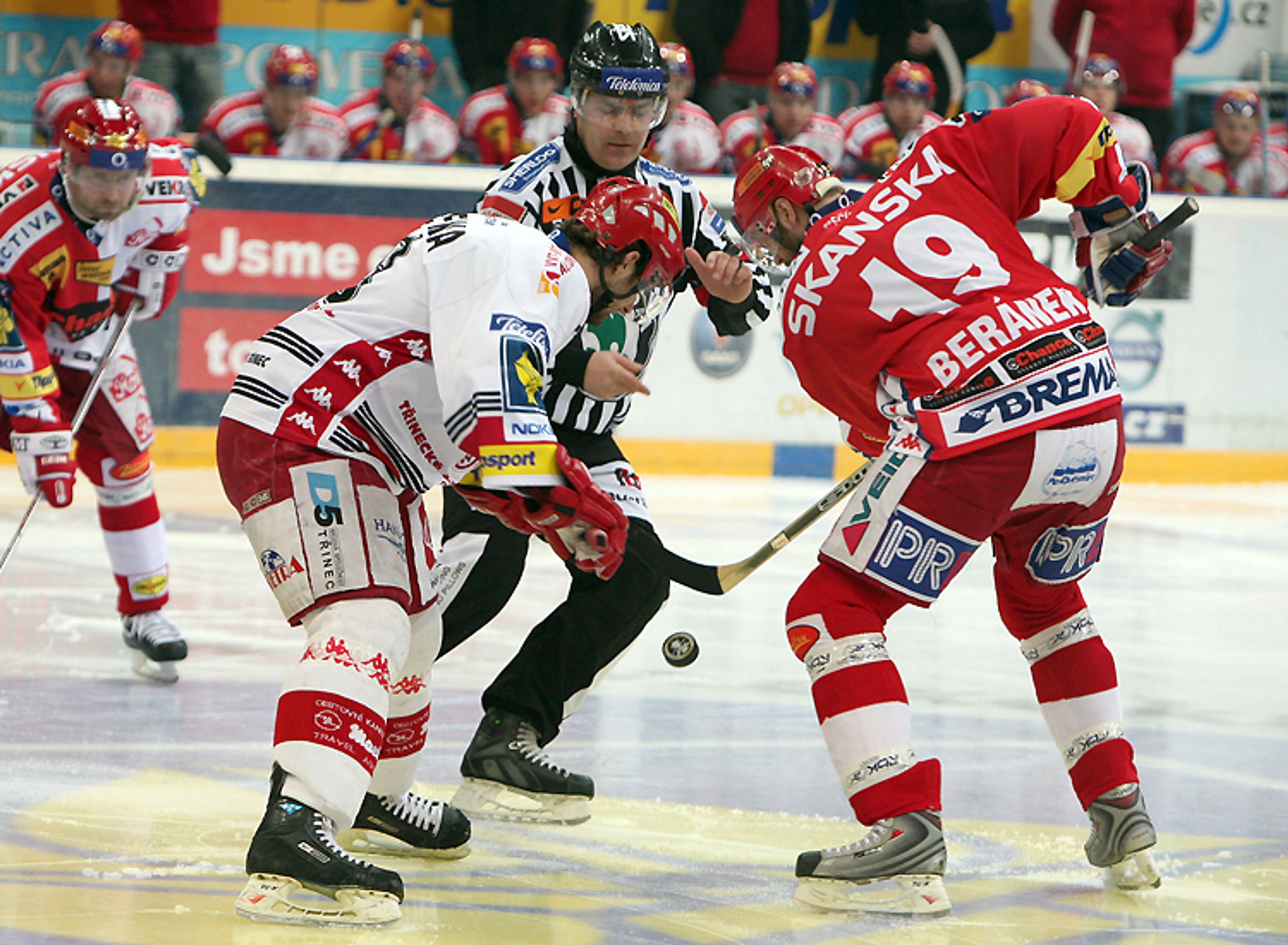 HC Slavia Praha - HC Oceláři Třinec - České Budějovice vyhrály, Třinec zaskočil Slavii (2/8)
