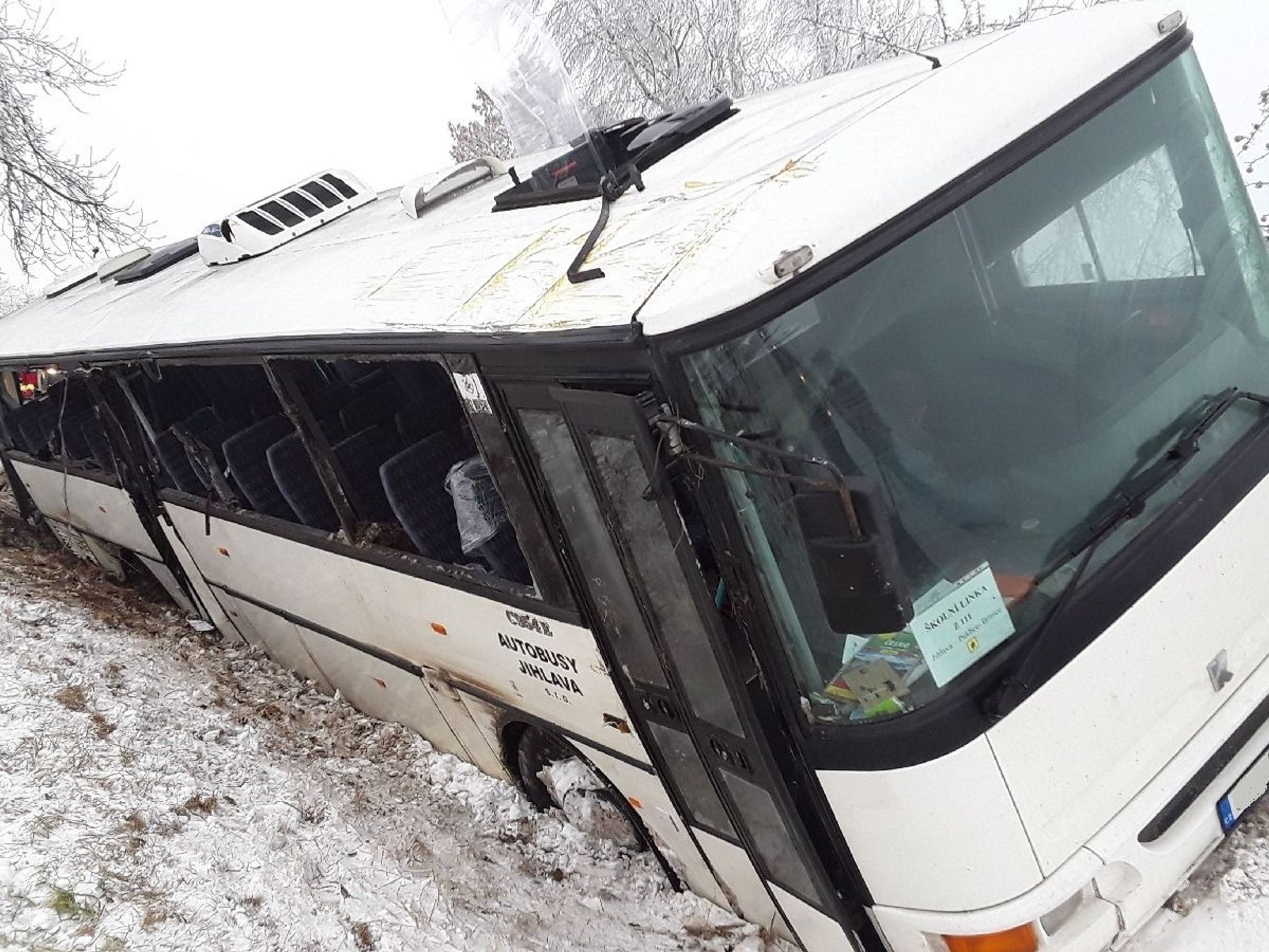 Nehoda autobusu u obce Puklice - GALERIE: Autobus plný dětí havaroval u Jihlavy (3/3)