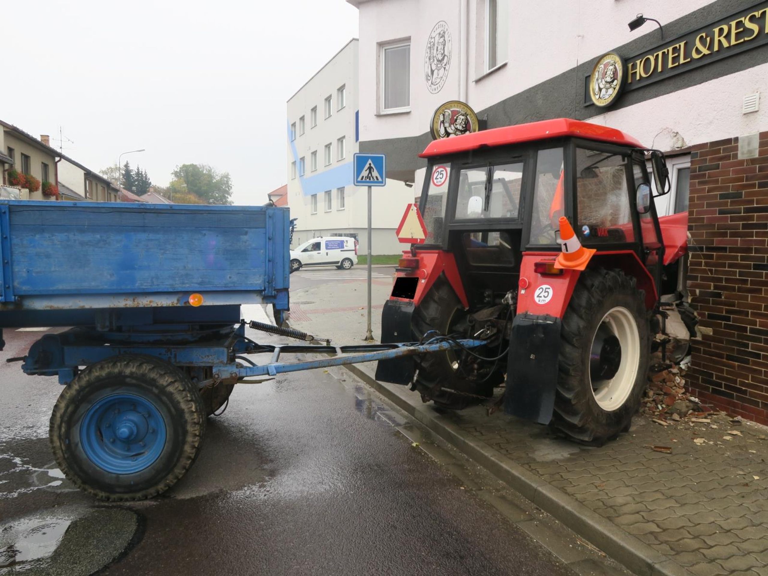Nezajištěný traktor - Nezajištěný traktor (1/10)