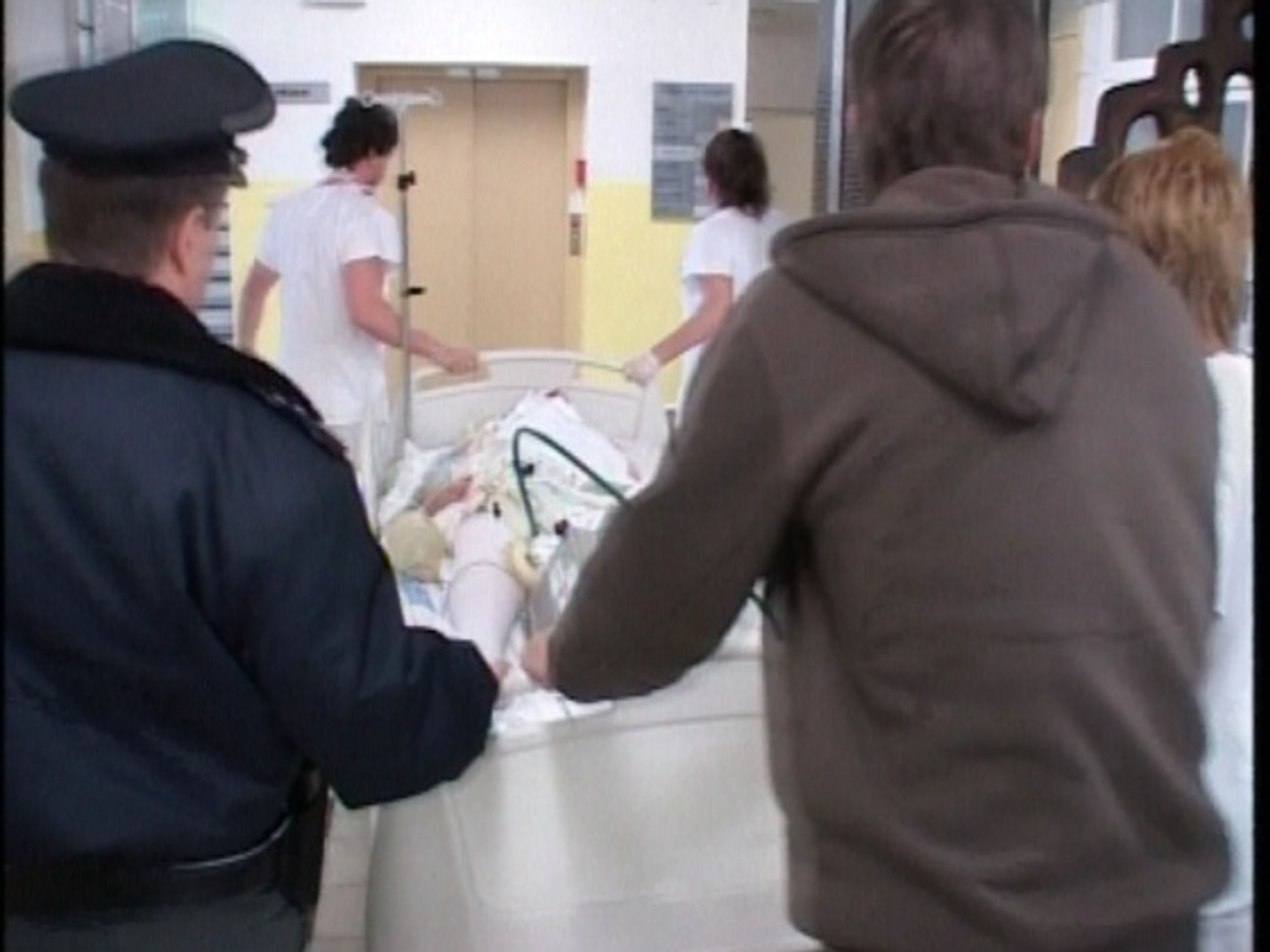 Pachatel hospitalizovaný v nemocnici s prostřelenou hlavou. - Policie si počíhala na přepadení, lupiči prostřelila hlavu (2/2)