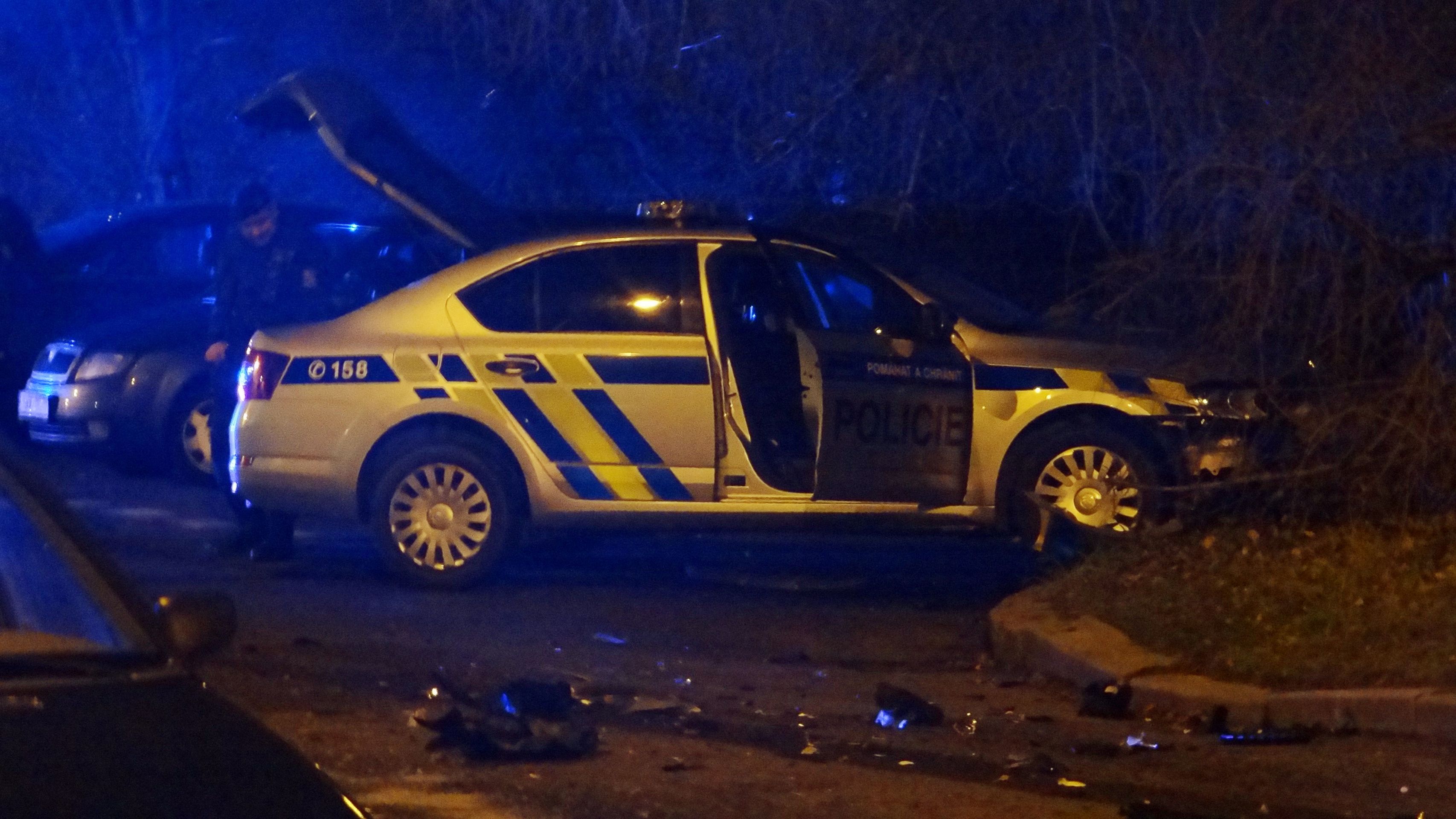 Řidič se nerozpakoval nabourat policejní auto postavené přes cestu - GALERIE: Policejní honička v Praze (4/5)