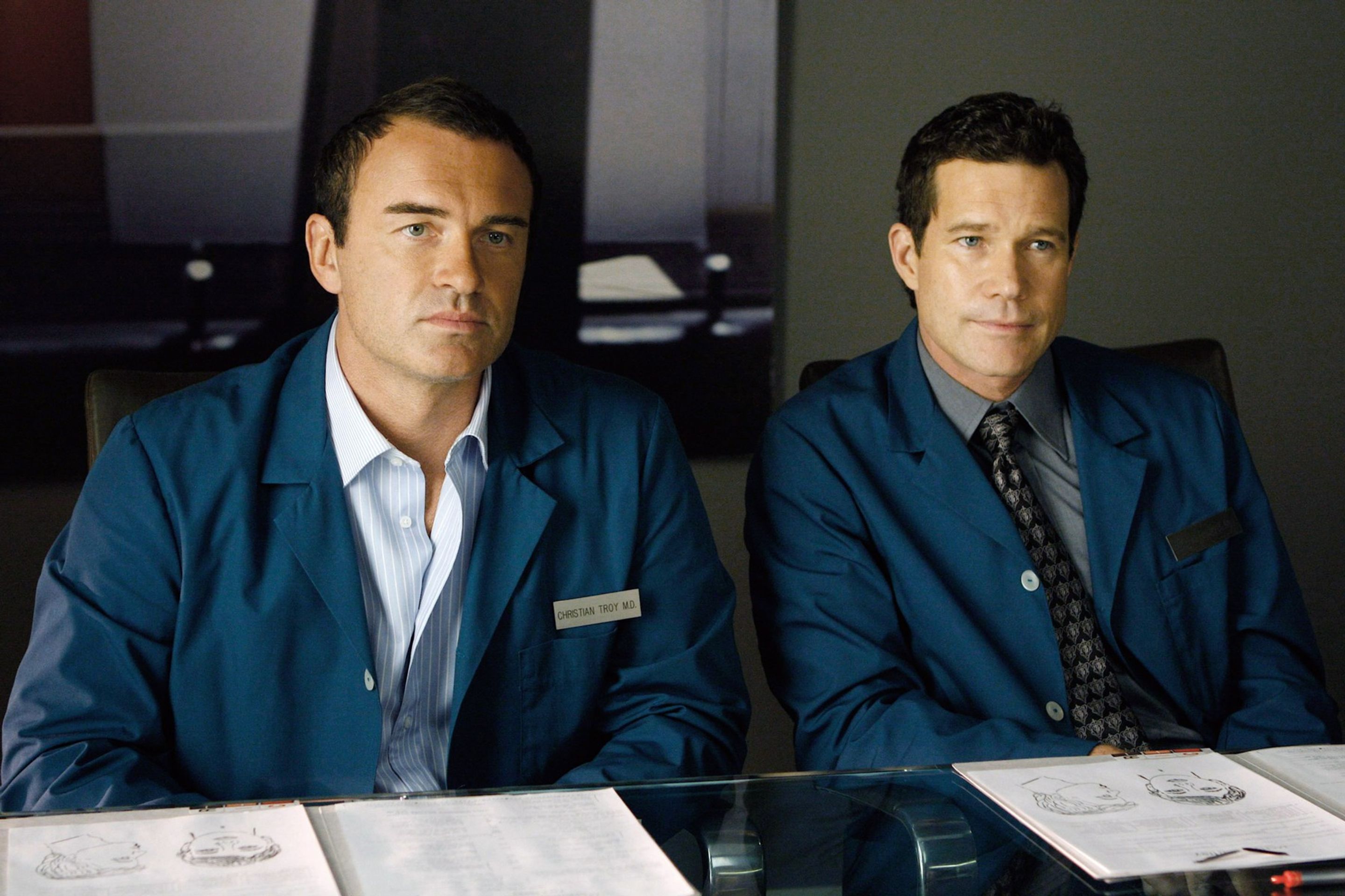 Julian McMahon a Dylan Walsh v seriálu Plastická chirurgie s. r. o.  - Julian McMahon (3/7)