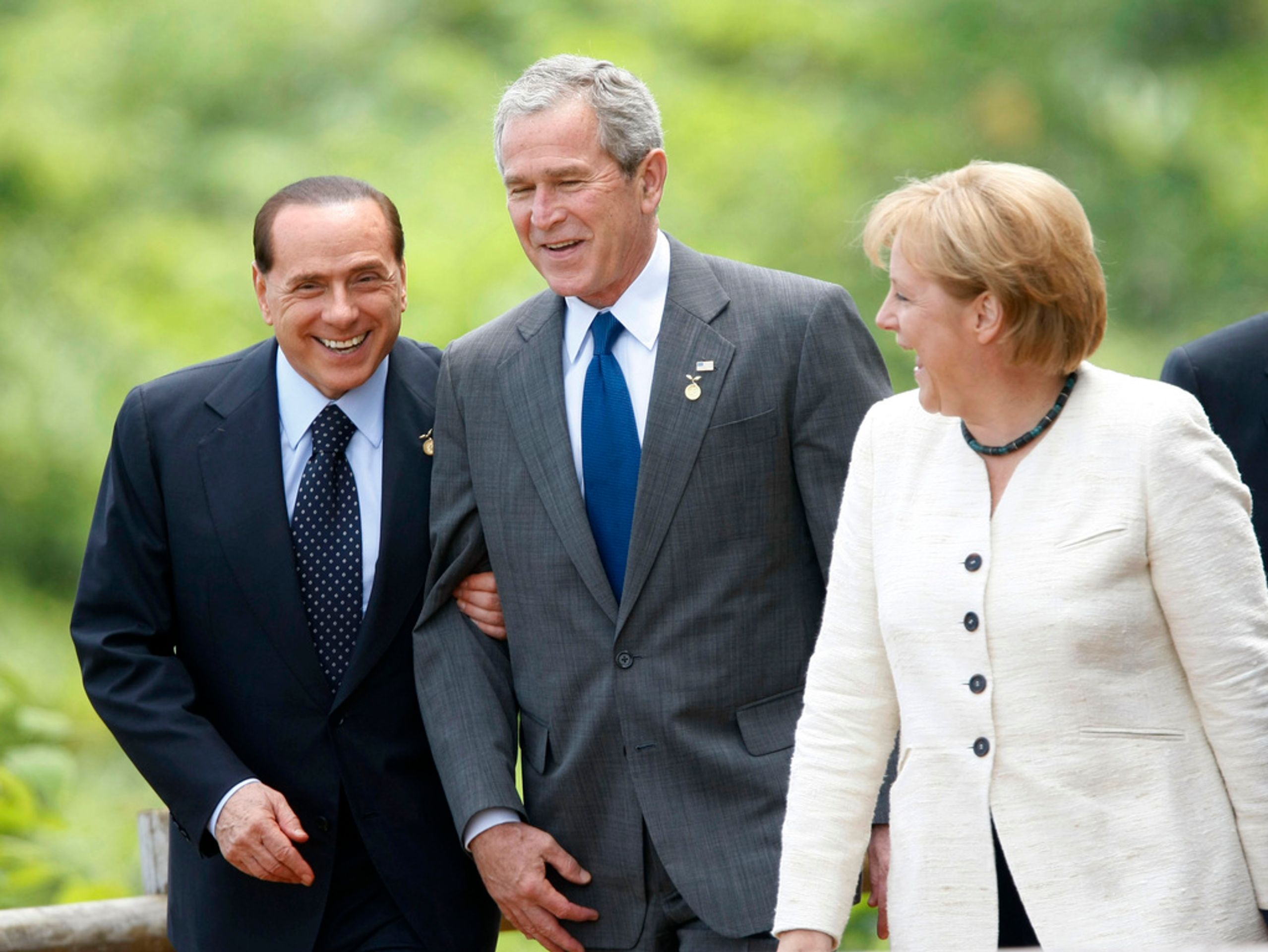 Zleva Silvio Berlusconi, George Bush a Angela Merkelová - Silvio Berlusconi (3/8)