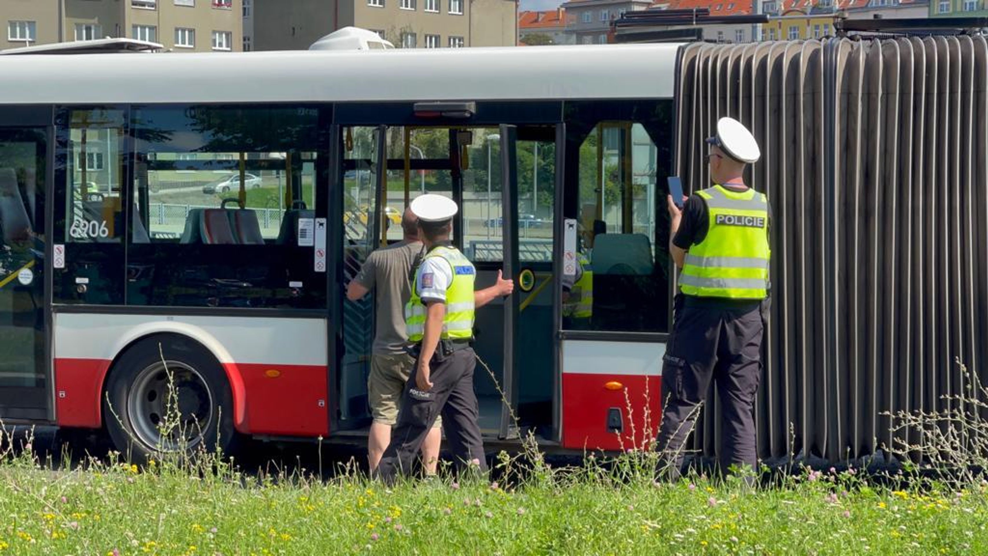 Seniorka pod autobusem skončila vážně zraněná - 2 - GALERIE: Autobus v Praze vážně zranil seniorku (10/11)