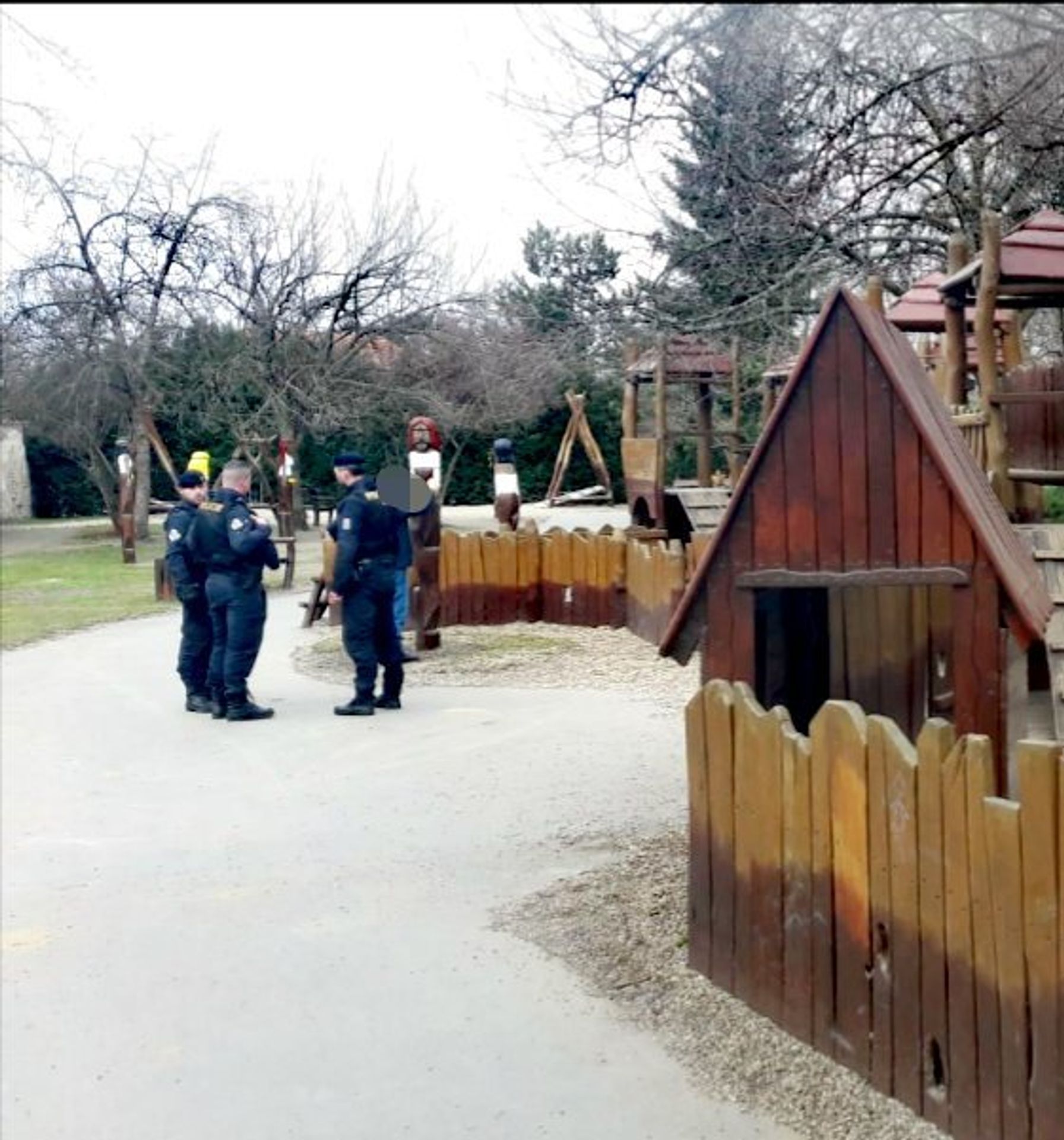 Muž onanoval na dětském hřišti - 3 - GALERIE: Muž onanoval na dětském hřišti (3/4)