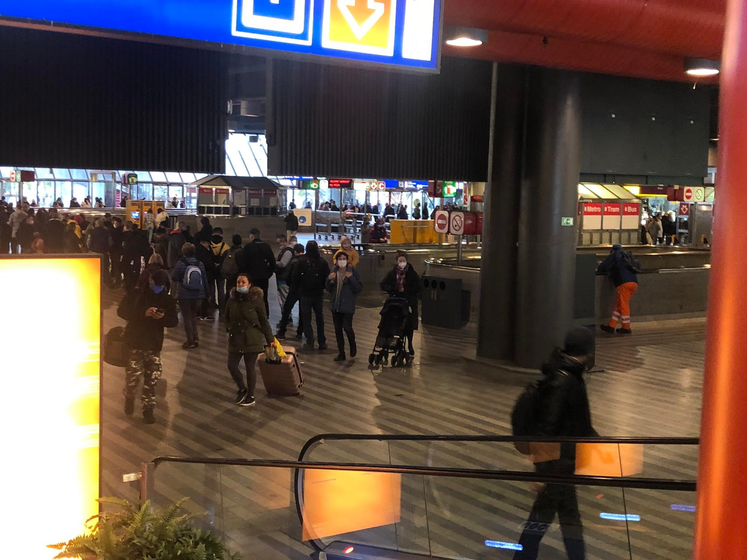 Fronty na očkování na hlavním nádraží v Praze - Fronty na očkování na hlavním nádraží v Praze (4/5)