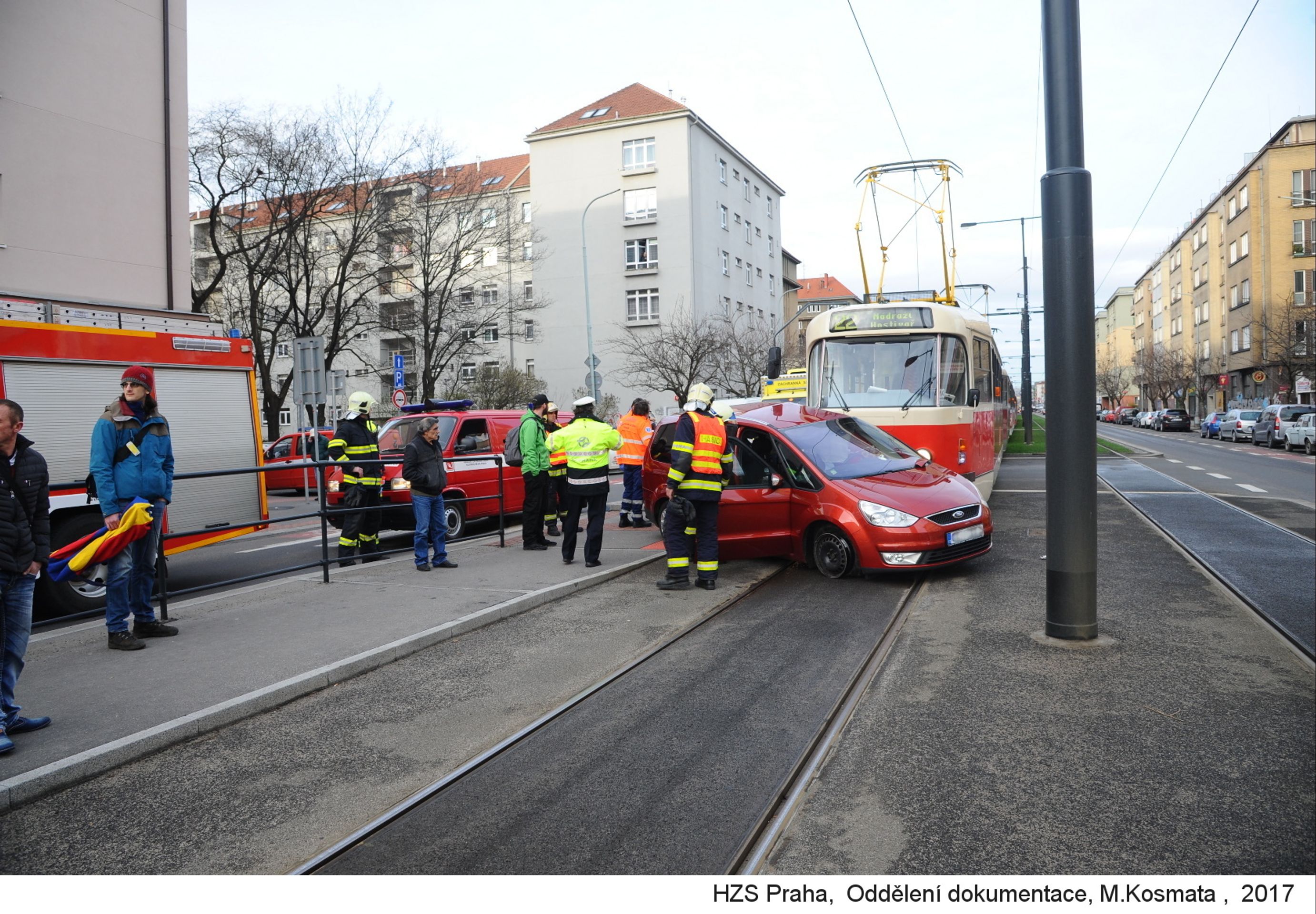 Nehoda osobního auta s tramvají - 1 - GALERIE: Nehoda osobního auta s tramvají (1/8)