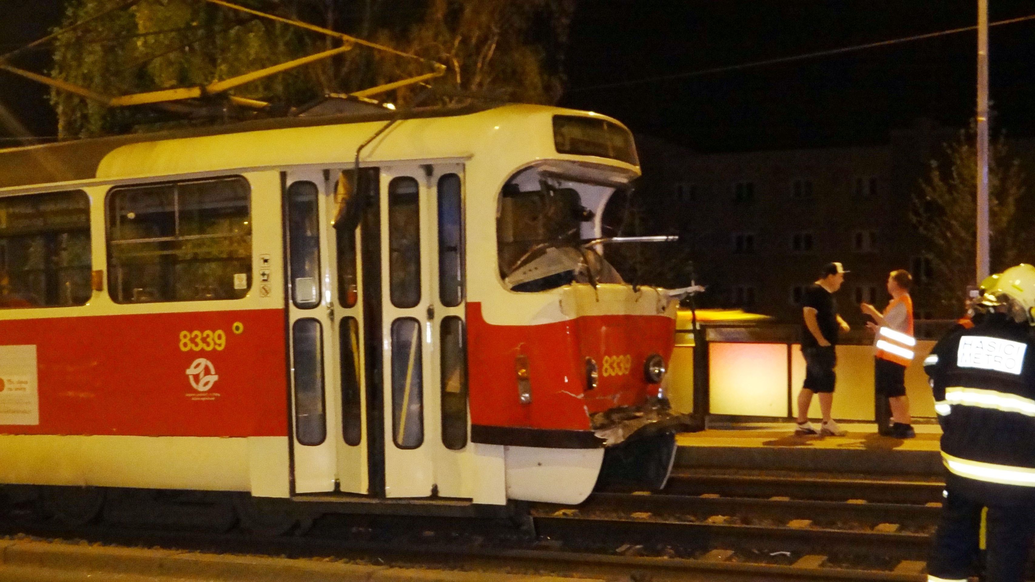 Tramvaje v sobě zůstaly zaklíněné, zranění utrpěl jen řidič ve zničené kabině - GALERIE: Srážka tramvají v Praze (6/7)