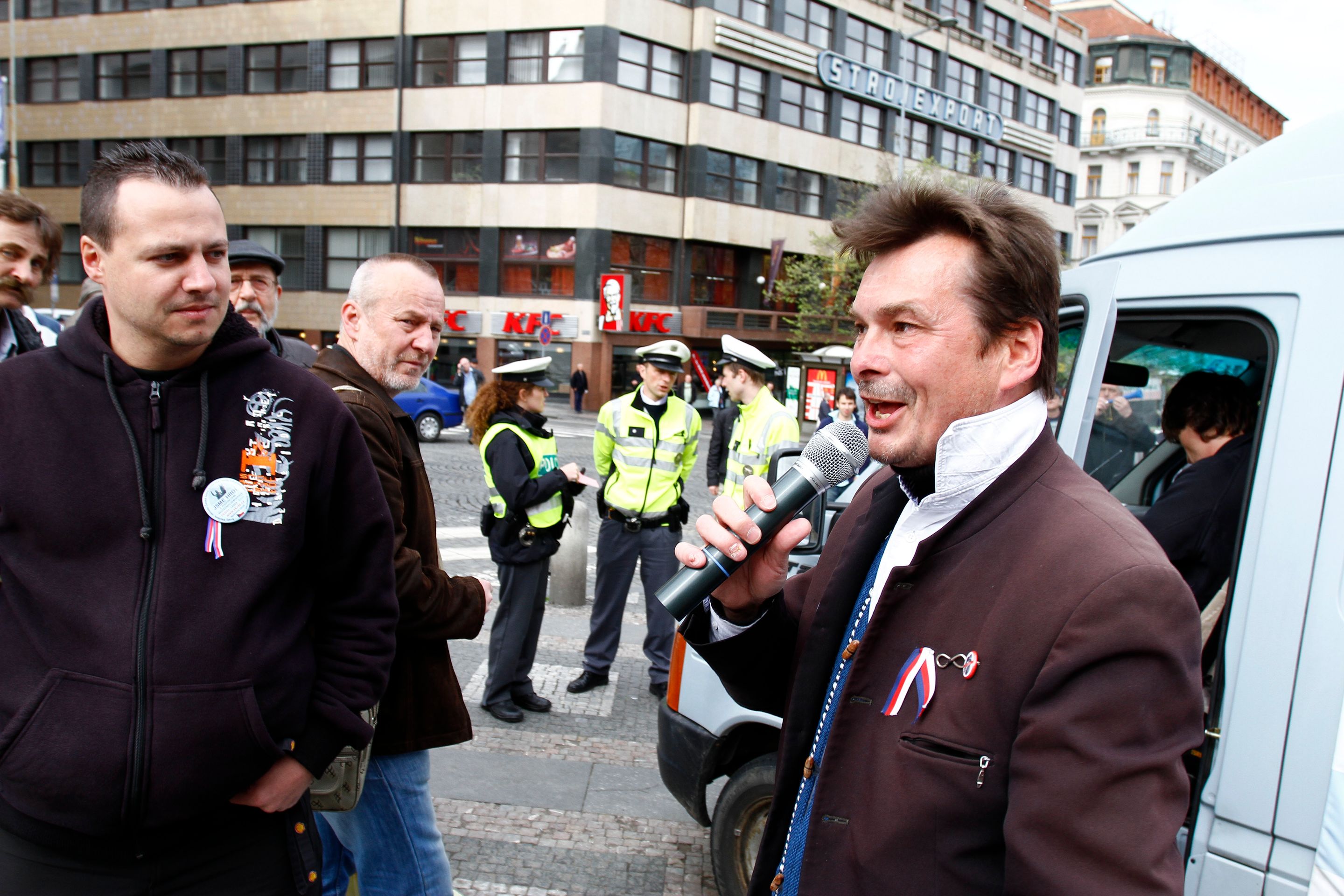Demonstrace proti vládním reformám - vpravo taxikář Zdeněk Ponert - Demonstrace proti vládním reformám (2/20)