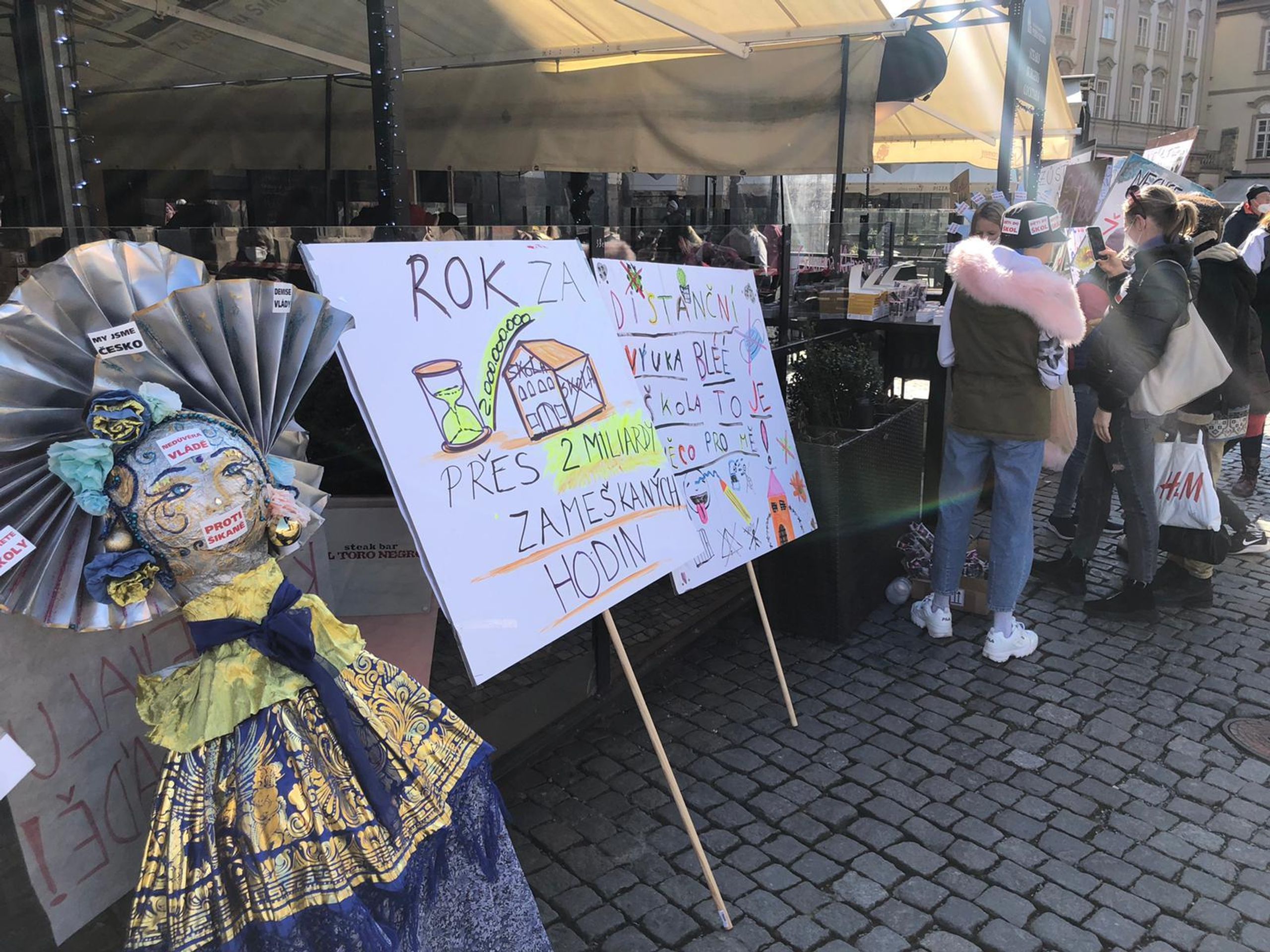 Demonstrace v centru Prahy - 6 - GALERIE: Lidé v Praze protestují proti vládě (4/13)