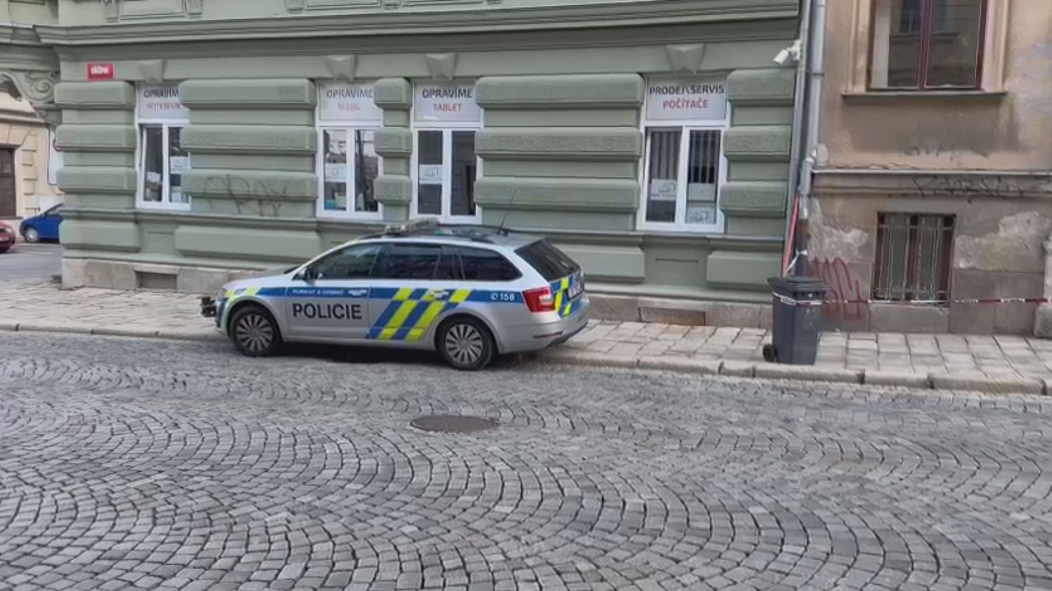 V Jihlavě spadl kus domu - Omítka z domu zranila dítě (12/13)