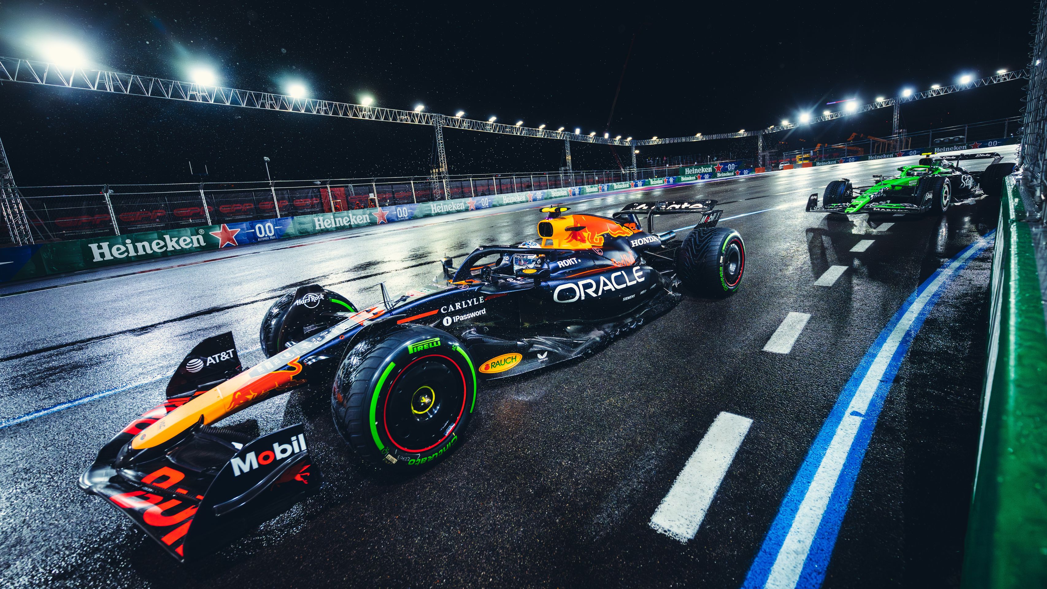 Júki Cunoda z Red Bullu a jeden z vozů stáje Sauber v deštivé kvalifikaci na GP Las Vegas F1 - Velká cena Las Vegas Formule 1 (3/15)