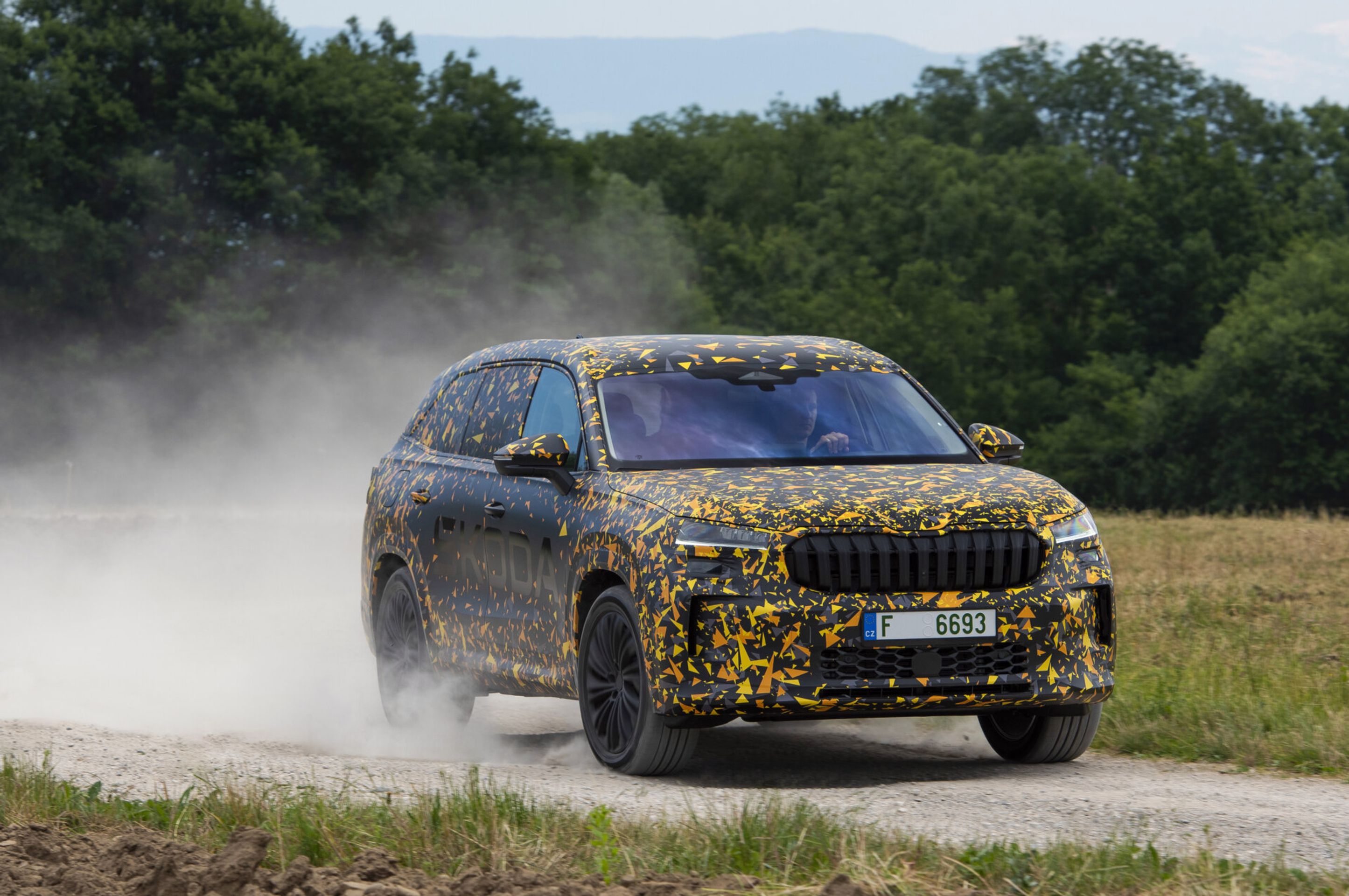 Druhá generace Škody Kodiaq pod maskováním - Druhá generace Škody Kodiaq na skicách a pod maskováním (11/17)