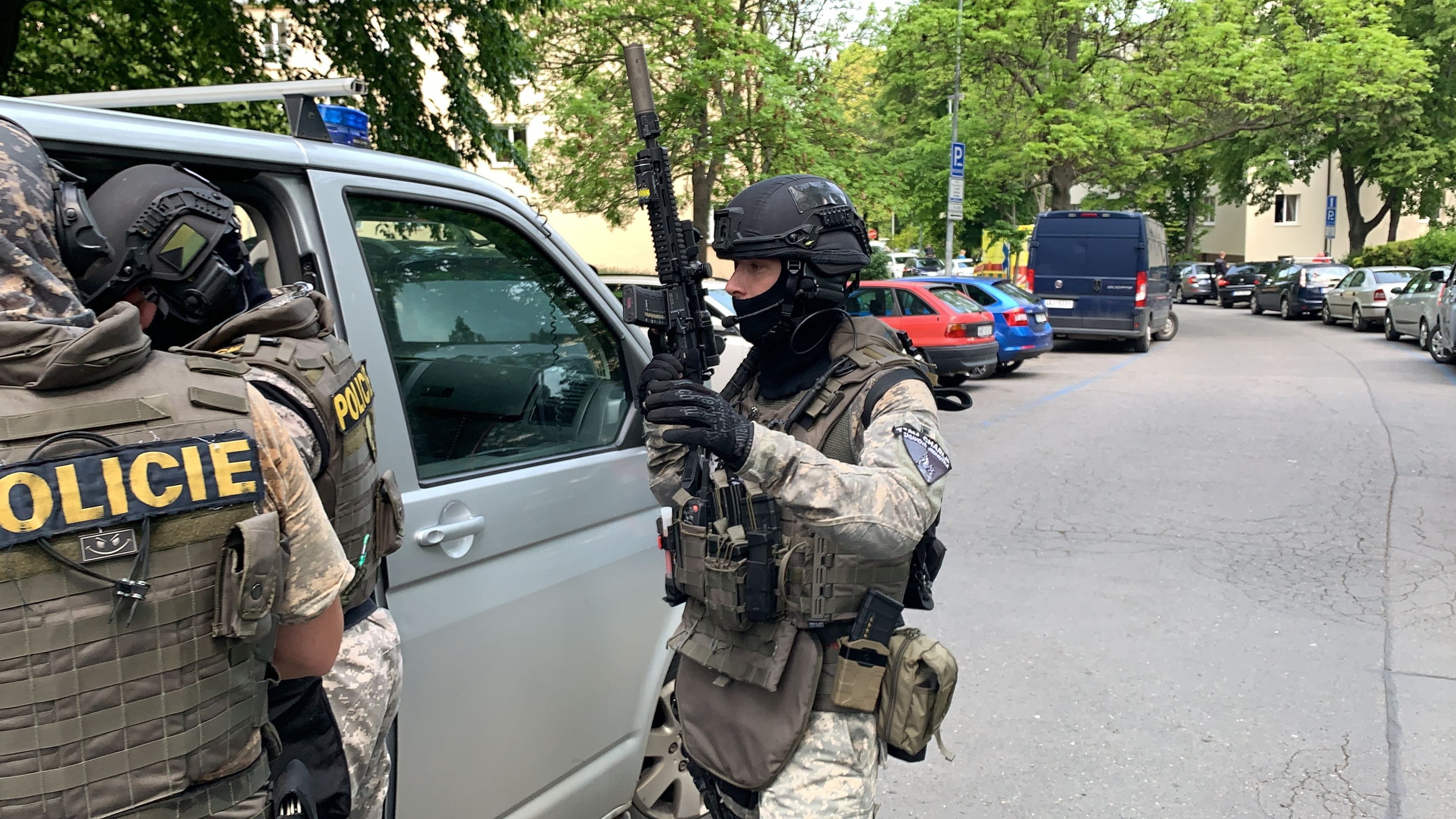 Zásah policistů na Praze 6 - 9 - GALERIE: Sobotní zásah policistů na Praze 6 (9/10)