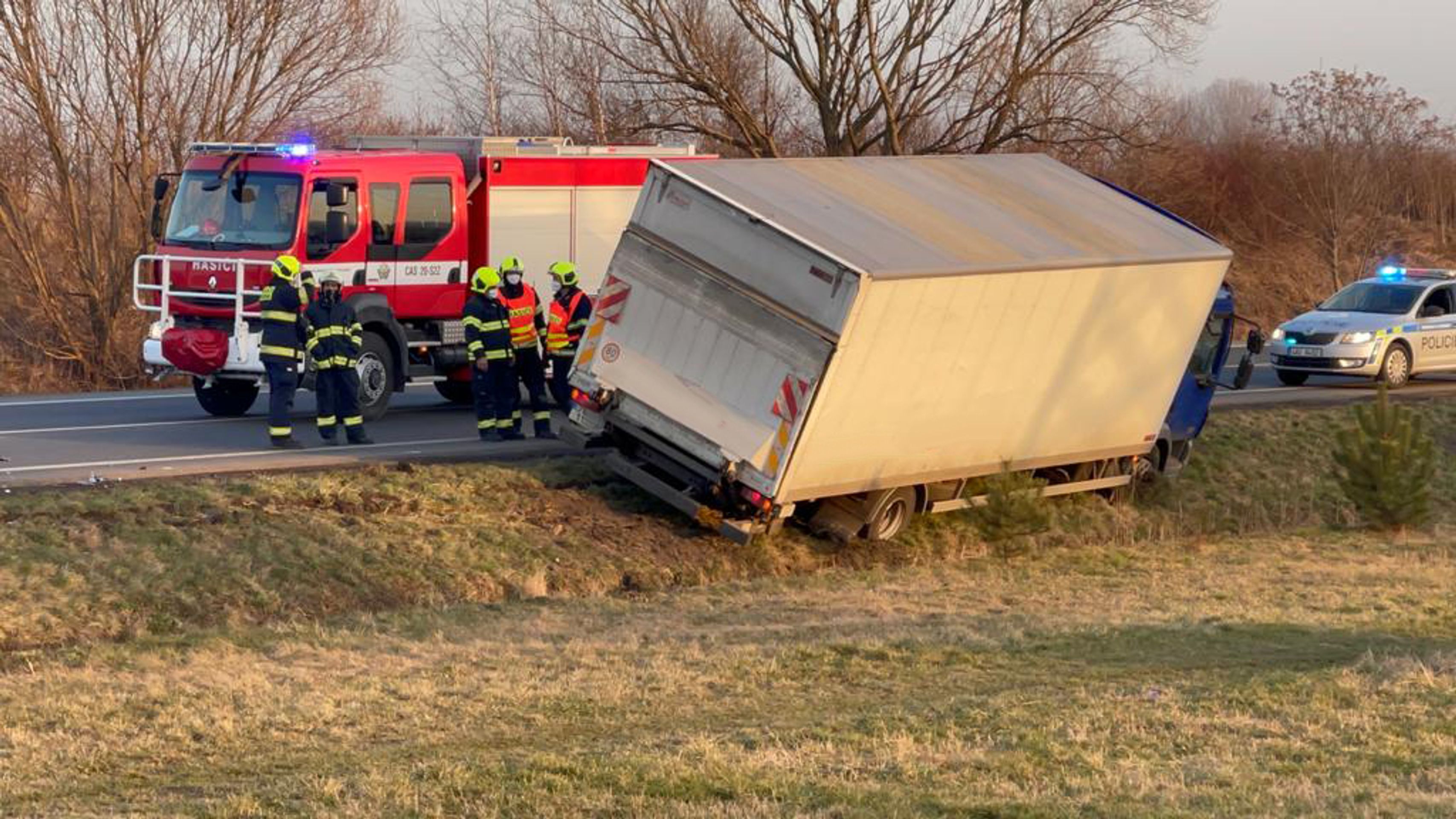 Smrtelná nehoda motorkáře a nákladního auta v Praze na Kunraticke spojce - 4 - GALERIE: Smrtelná nehoda motorkáře a nákladního auta v Praze na Kunraticke spojce (4/10)