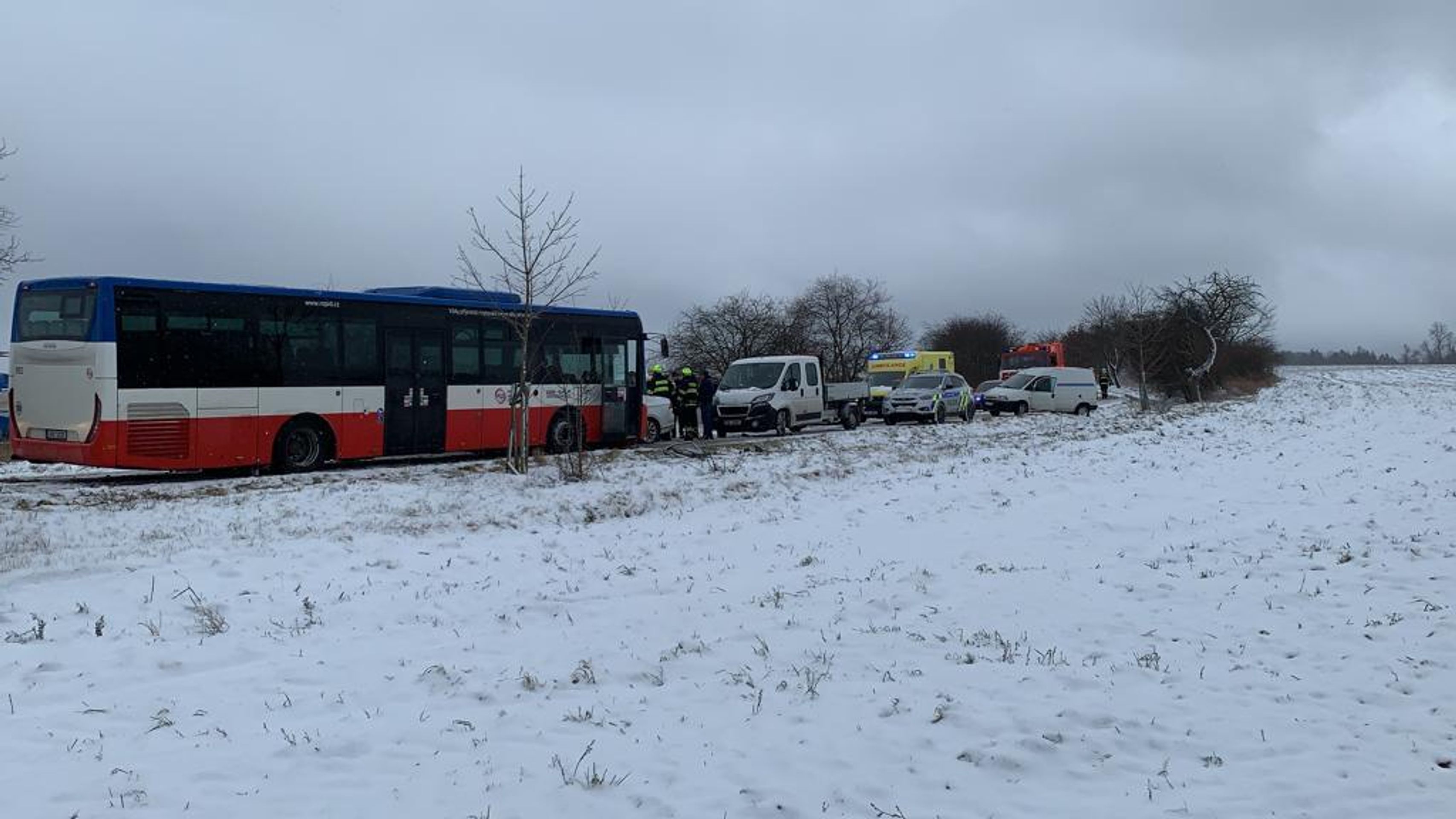 Nehoda u Přehvozdí na Kolínsku - 2 - GALERIE: Srážka auta a autobusu (4/6)