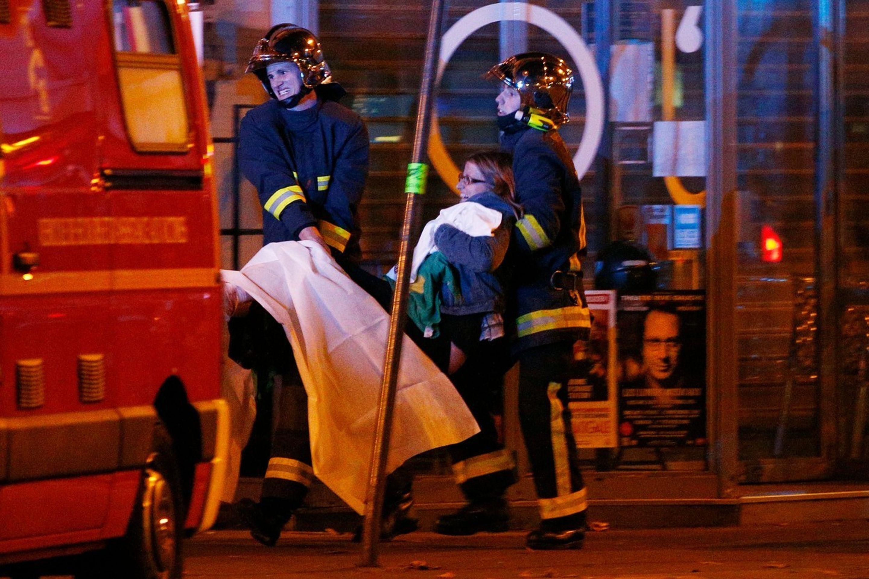 Teroristický útok na koncertní sál Bataclan - přes 100 mrtvých - 1 - GALERIE: Černý pátek: Takhle probíhaly útoky v Paříži (11/14)