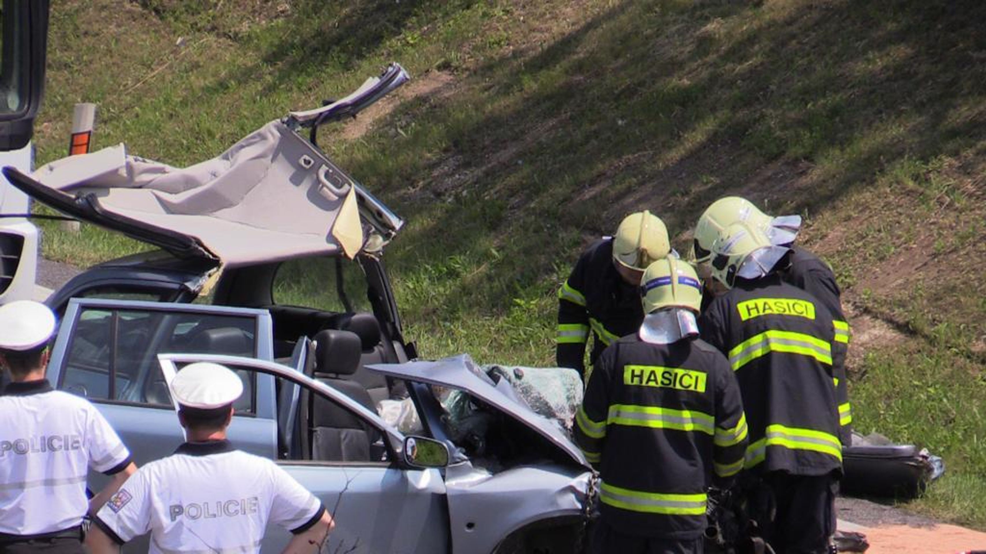 Tragická dopravní nehoda osobního auta kamionu a dodávky na Mělnicku - 6 - GALERIE: Tragická dopravní nehoda osobního auta kamionu a dodávky na Mělnicku (6/9)
