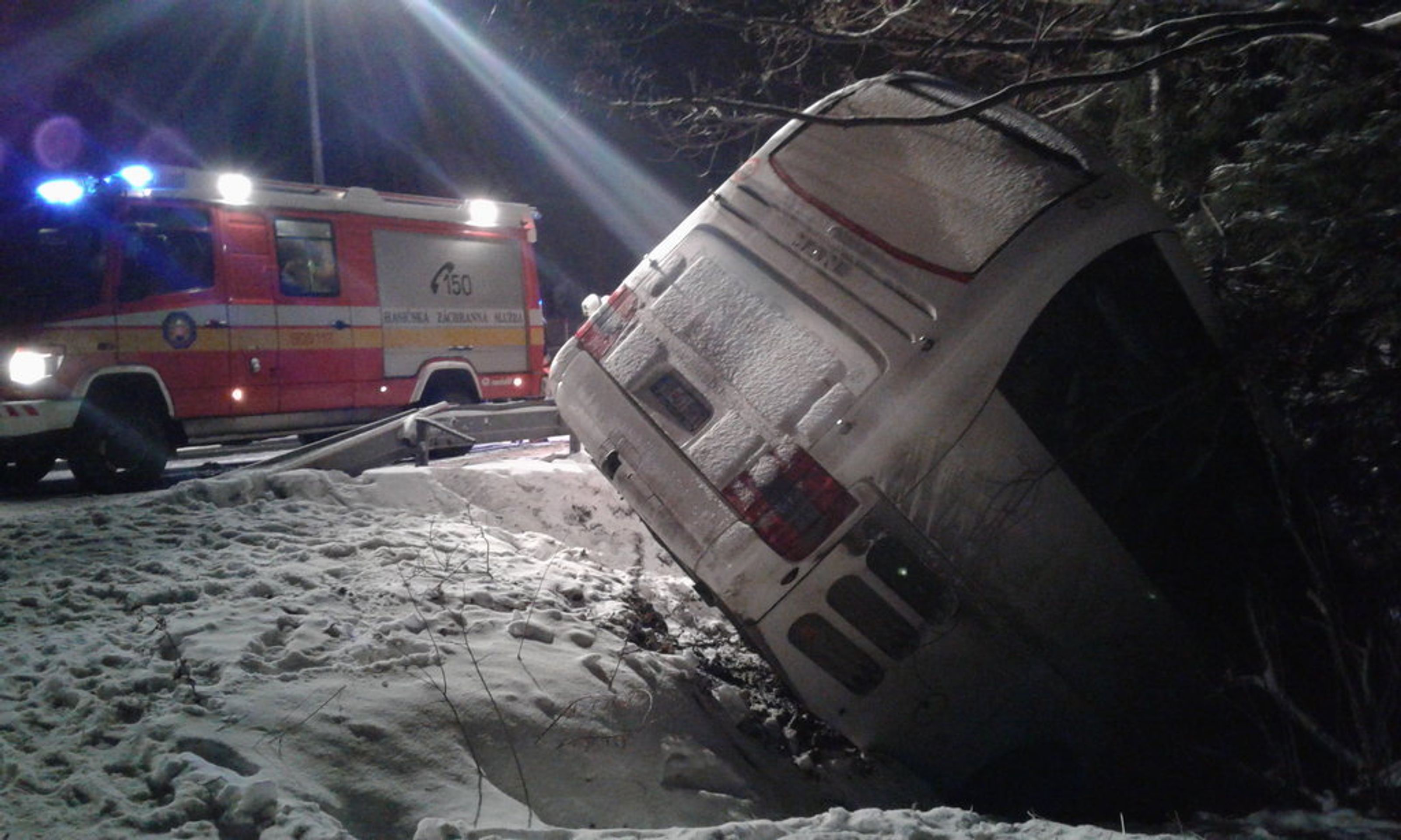 Linkový autobus po nehodě zůstal viset nad roklí - 4 - GALERIE: Autobus po nehodě zůstal viset nad roklinou (1/4)
