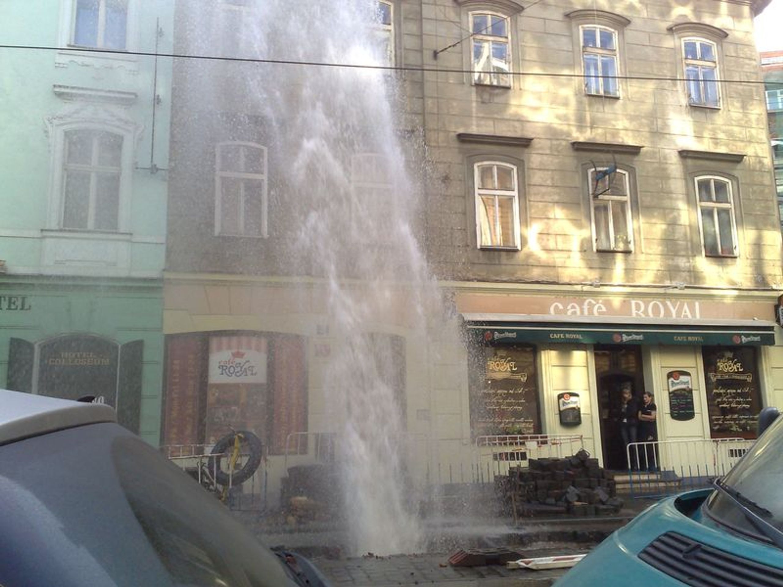 Překopnutý hydrant v Myslíkově ulici-9 - GALERIE: Překopnutý vodovod (8/10)