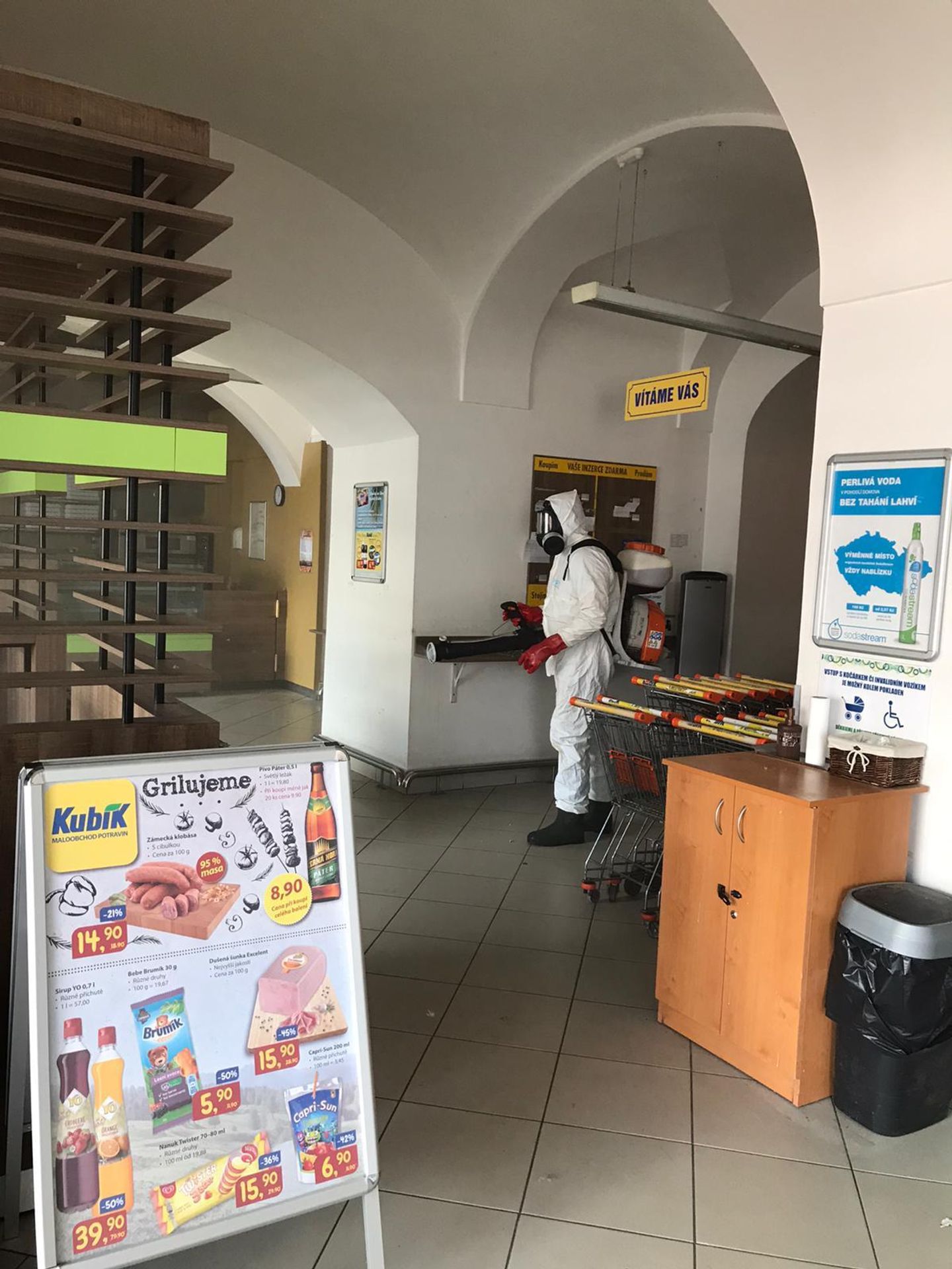 Uzavření supermarketu v Litomyšli kvůli koronaviru - 7 - GALERIE: Uzavření supermarketu v Litomyšli kvůli koronaviru (7/7)