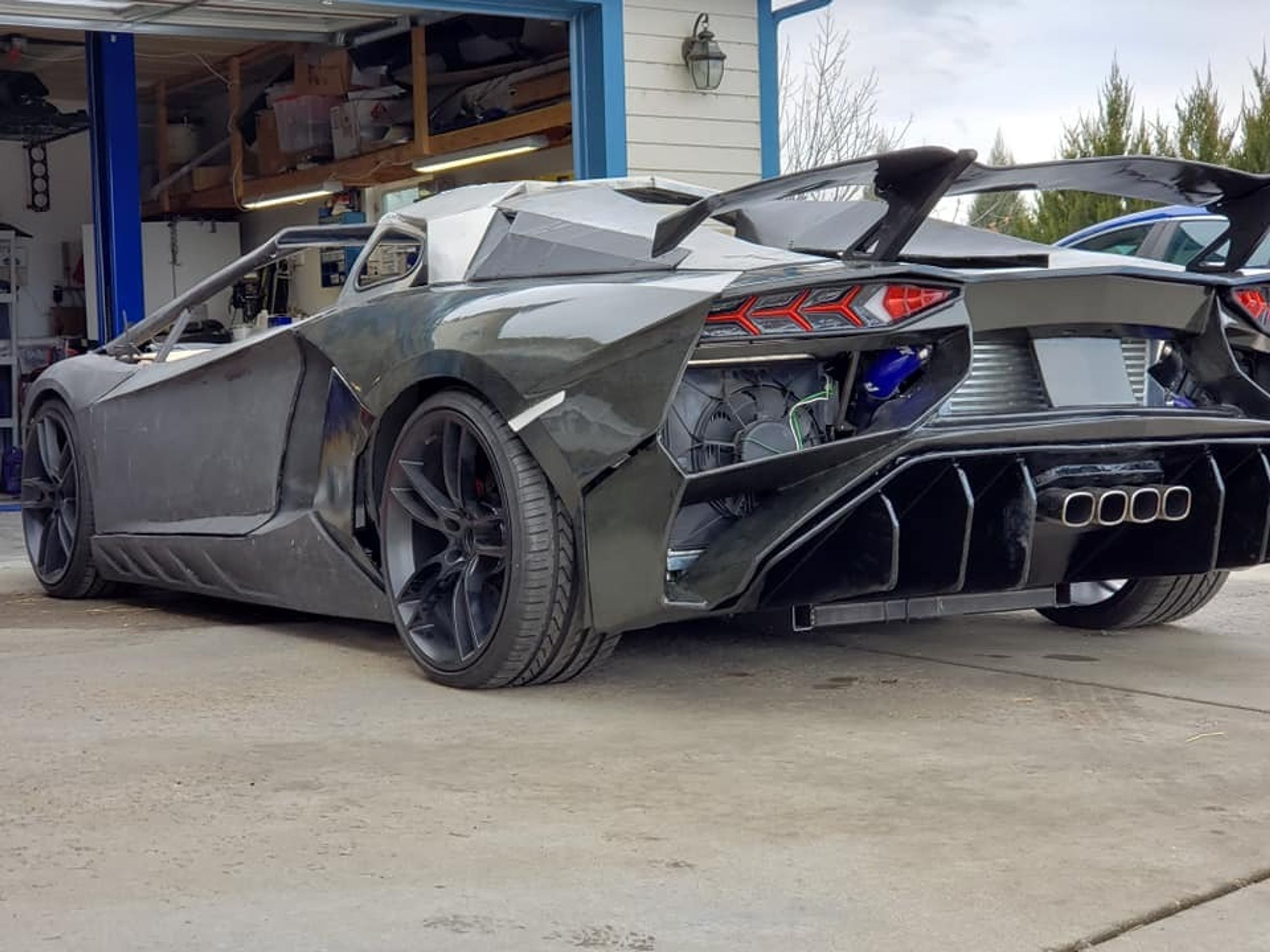 Replika Lamborghini Aventador - 25 - Fotogalerie: Dva roky staví repliku, teď se projeli ve skutečném Lambu (9/14)