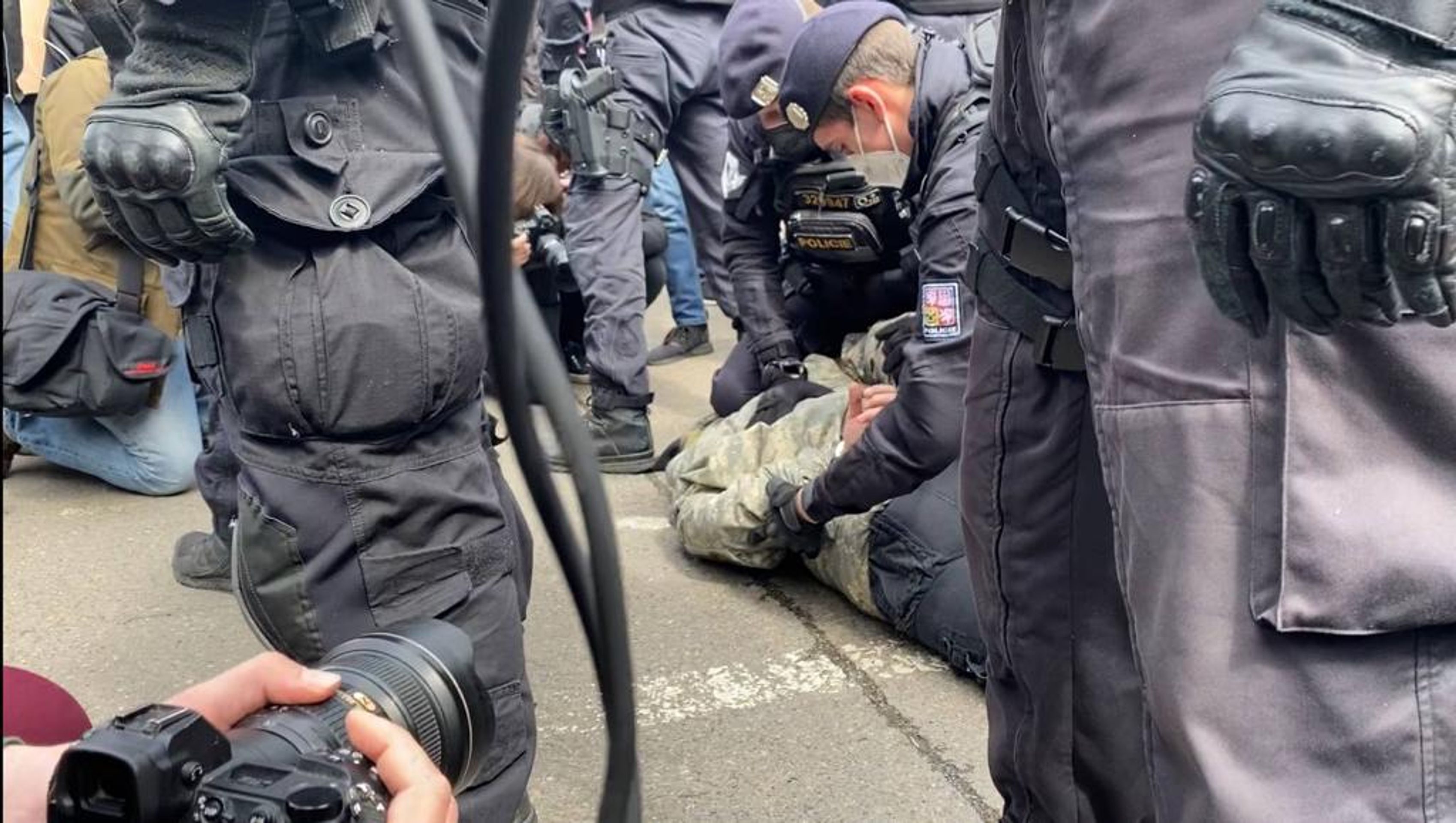 Protesty - ruská ambasáda - GALERIE: Protesty před ruskou ambasádou v Praze (1/14)