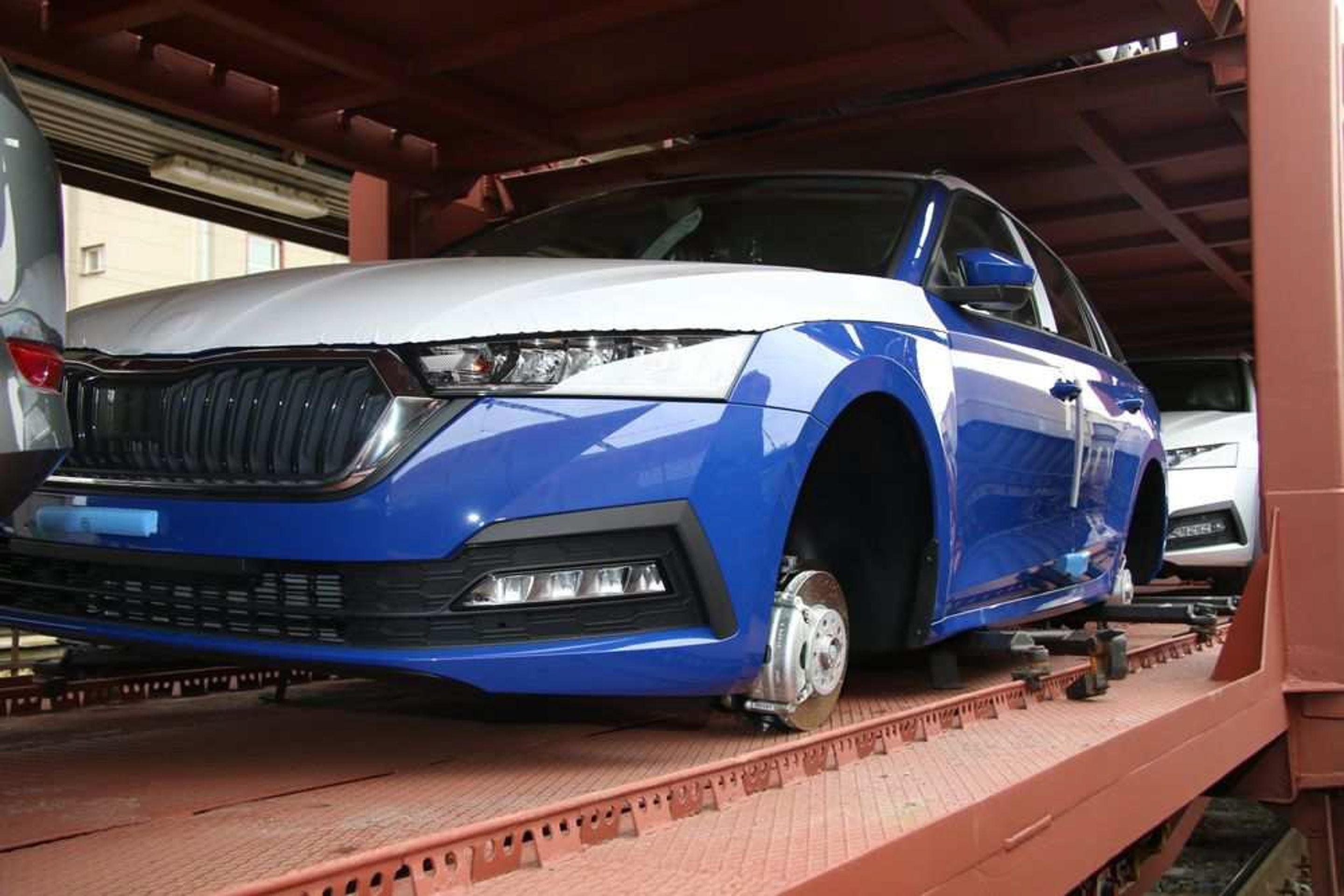 Nová Škoda Octavia bez kol - Zloději si vyhlédli vlak plný nových škodovek (4/4)