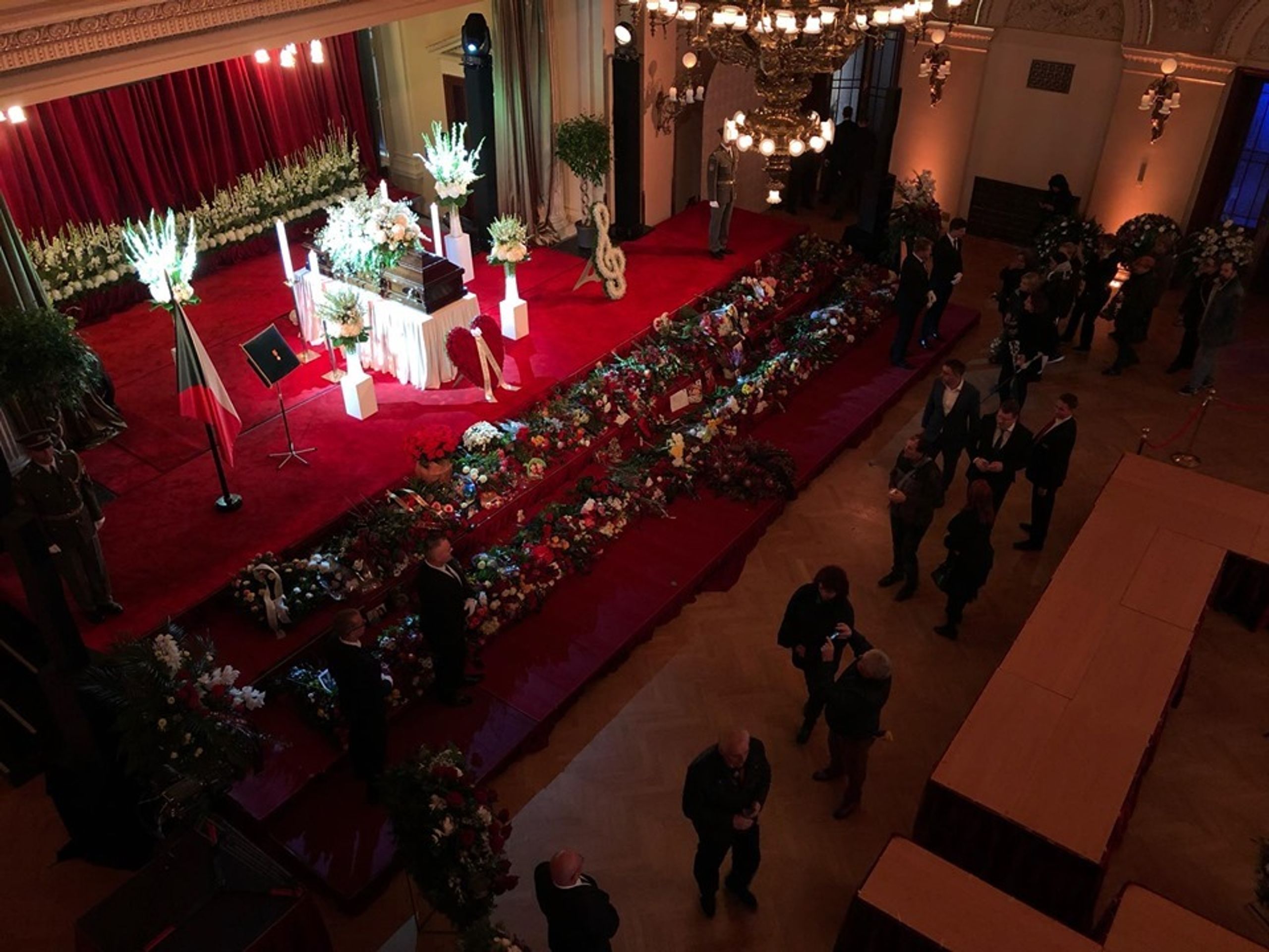 Lidé se loučí v Žofínském paláci s Karlem Gottem - 18 - GALERIE: Loučení s Karlem Gottem na Slovanském ostrově (34/39)