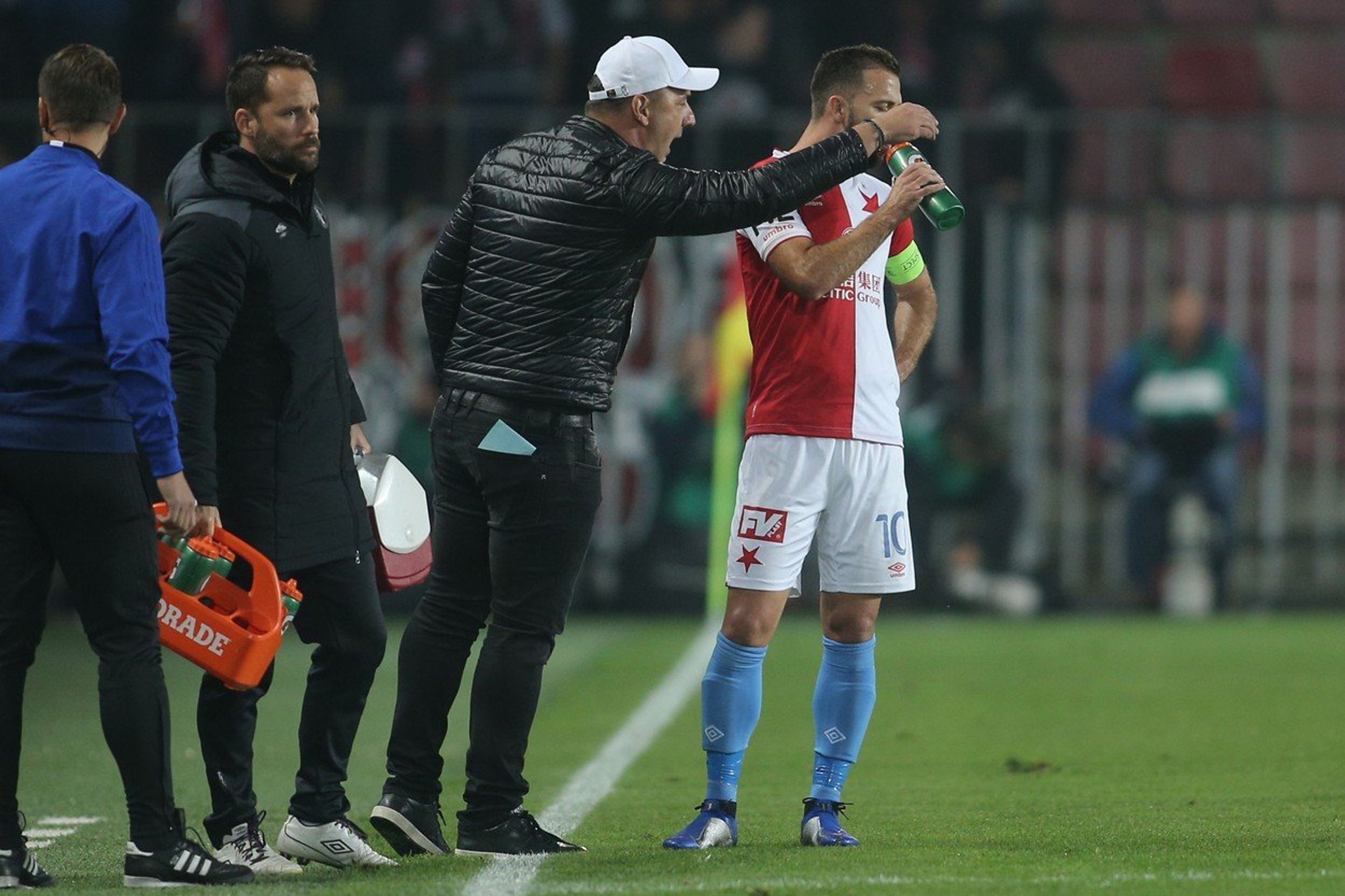 Jindřich Trpišovský - GALERIE: Trenér Slavie Praha se zranil a musel na operaci (4/5)
