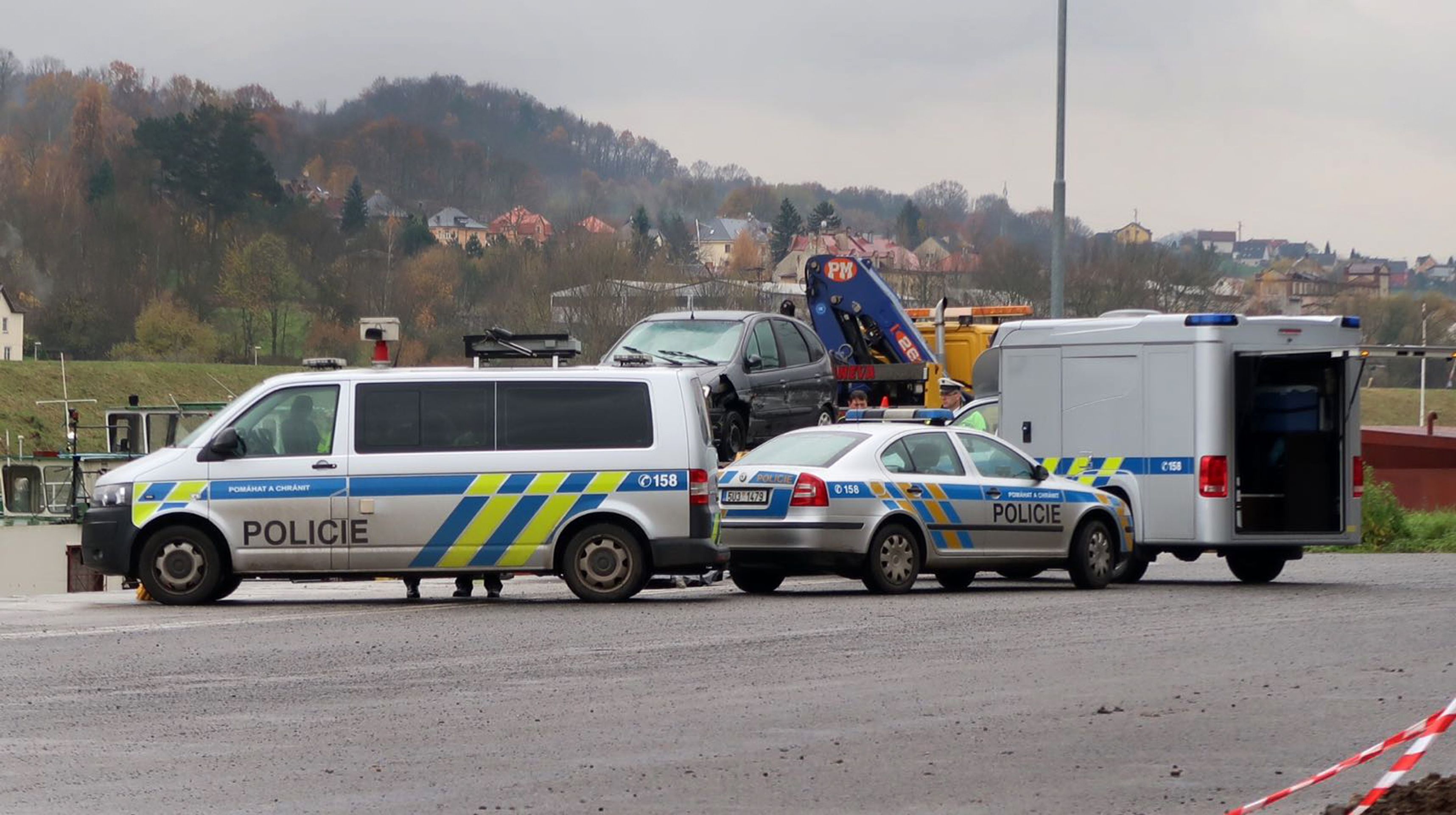 Auto v Děčíně prorazilo svodidla a skončilo v Labi - 4 - GALERIE: Auto v Děčíně skončilo v Labi (4/9)