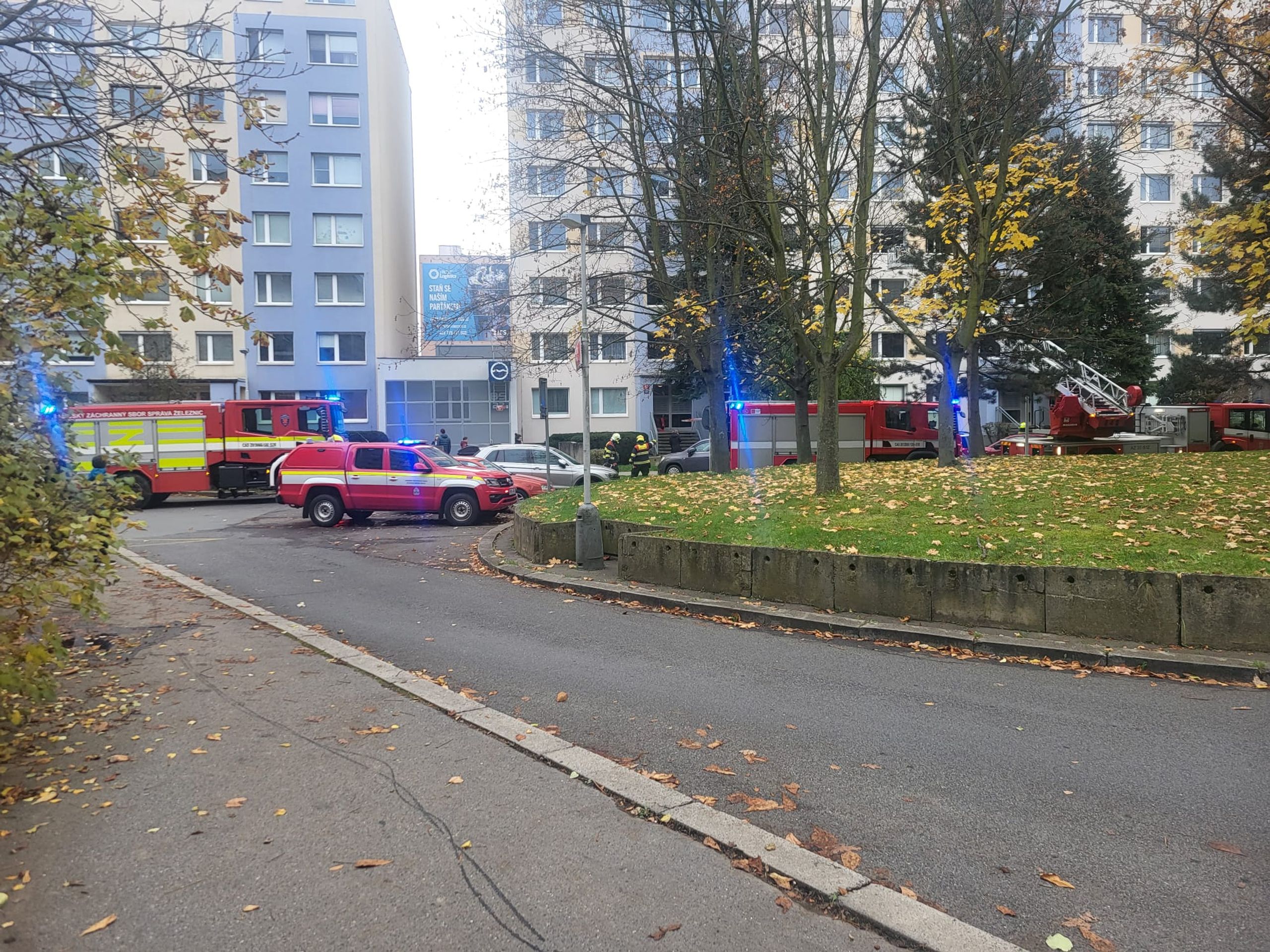 Hasiči zasahovali u požáru bytu v Jarníkově ulici na pražském Chodově - Hasiči zasahovali u požáru bytu v Jarníkově ulici na pražském Chodově (4/7)