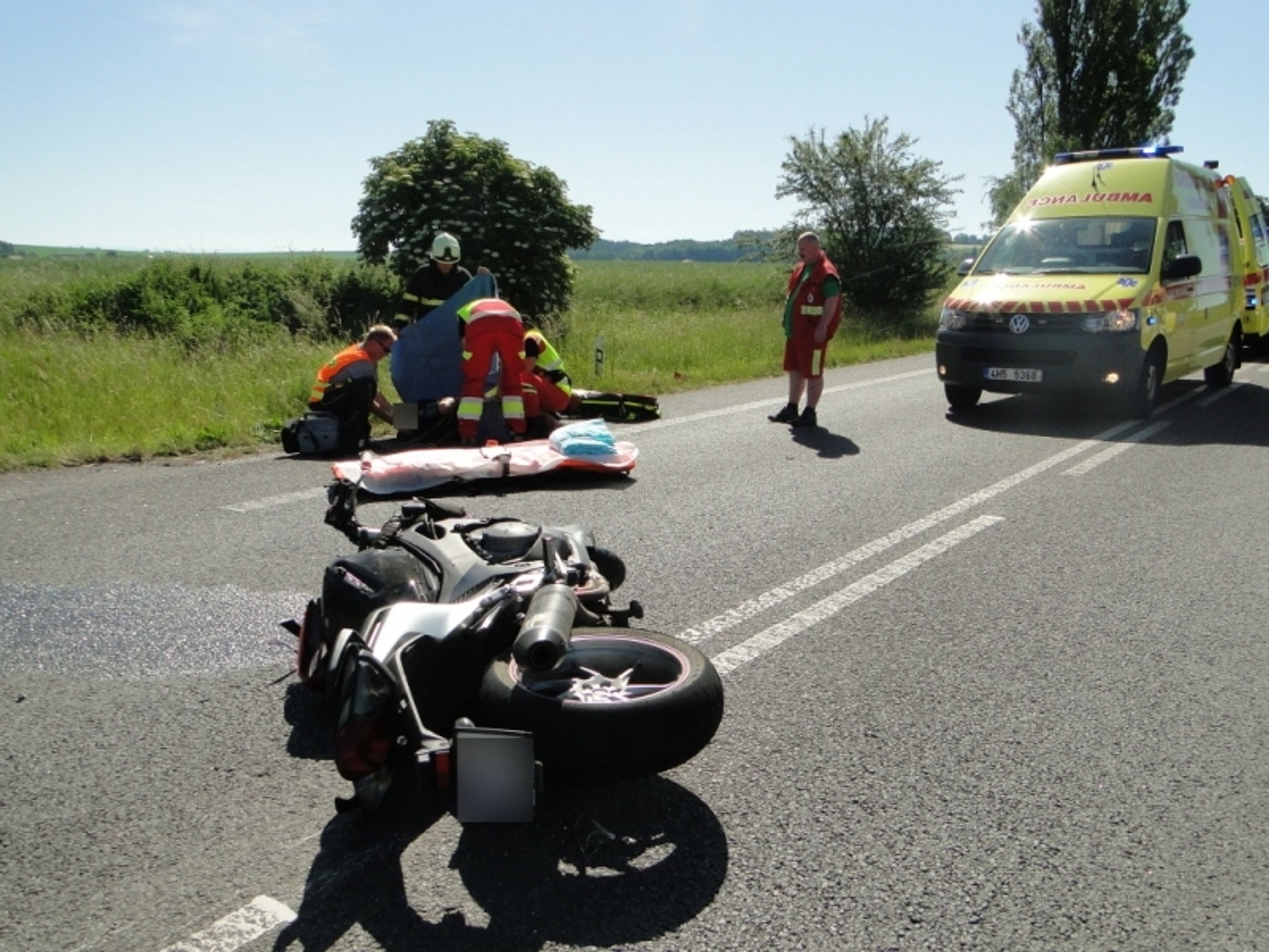 Nehoda motorky - GALERIE: Dopravní nehoda mezi Hradcem Králové a Hořicemi (2/6)