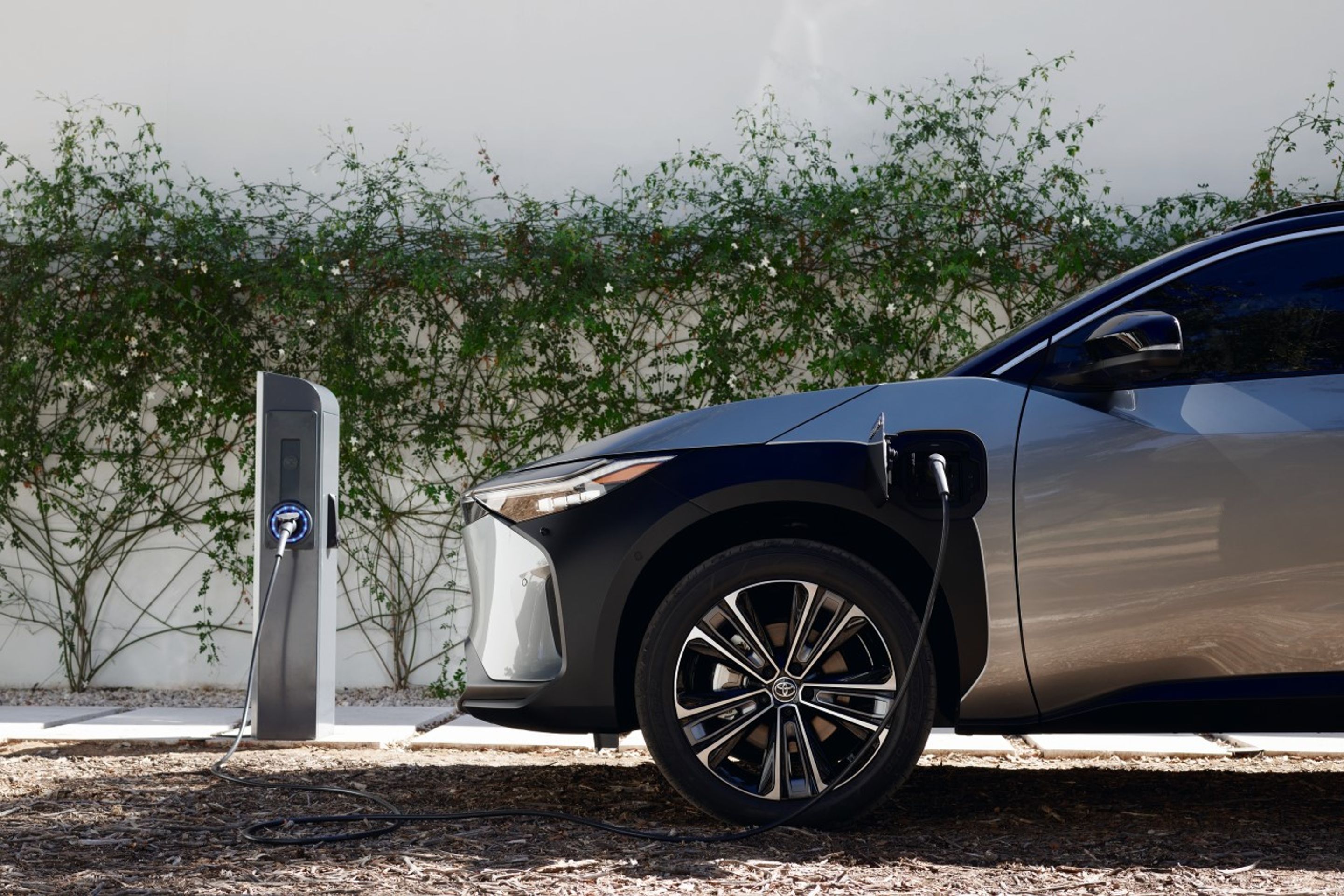 Elektromobil Toyota bZ4X - Toyota ukázala svůj první elektromobil. SUV s divným názvem bZ4X (5/15)