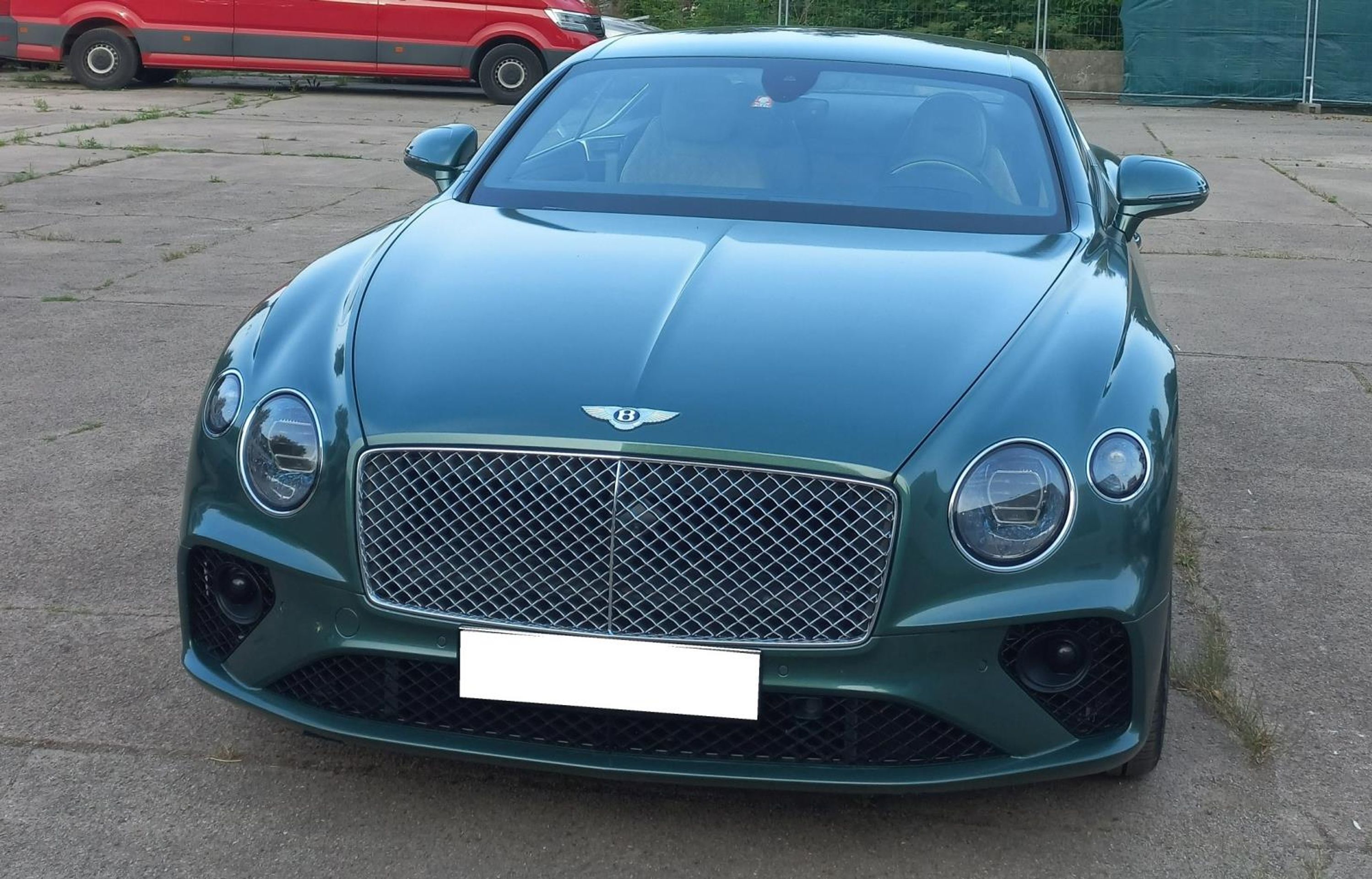 Zajištěný automobil (2) - Policie obvinila čtyři lidi z podvodu se škodou 600 milionů (2/3)