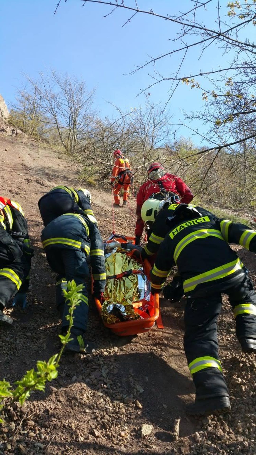 Na muže v oblasti Hlubočep spadl kus skály - 3 - GALERIE: V oblasti Hlubočep spadl na muže kus skály (6/8)